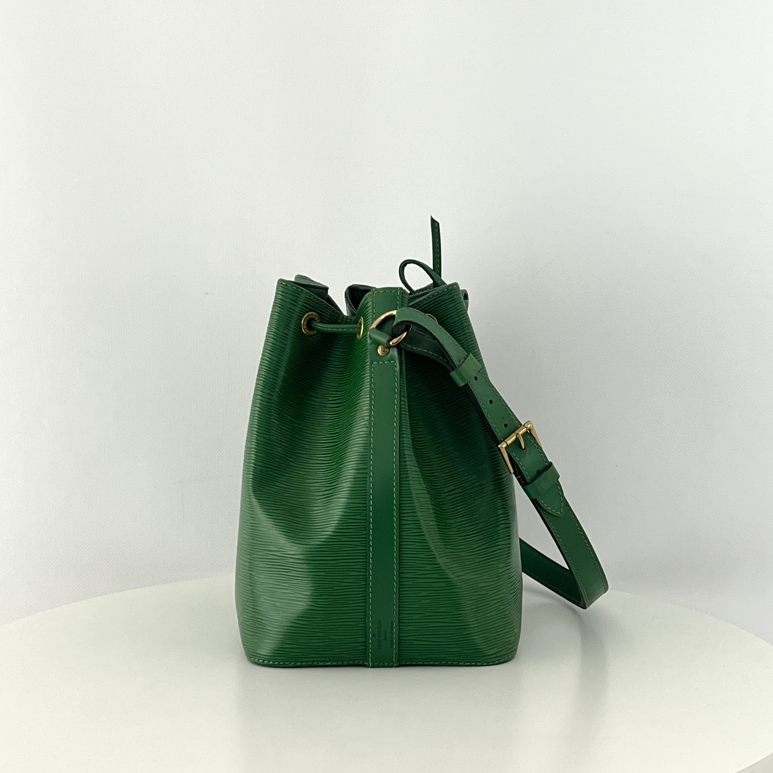 Sac à main LOUIS VUITTON Noé Petit cuir épi vert