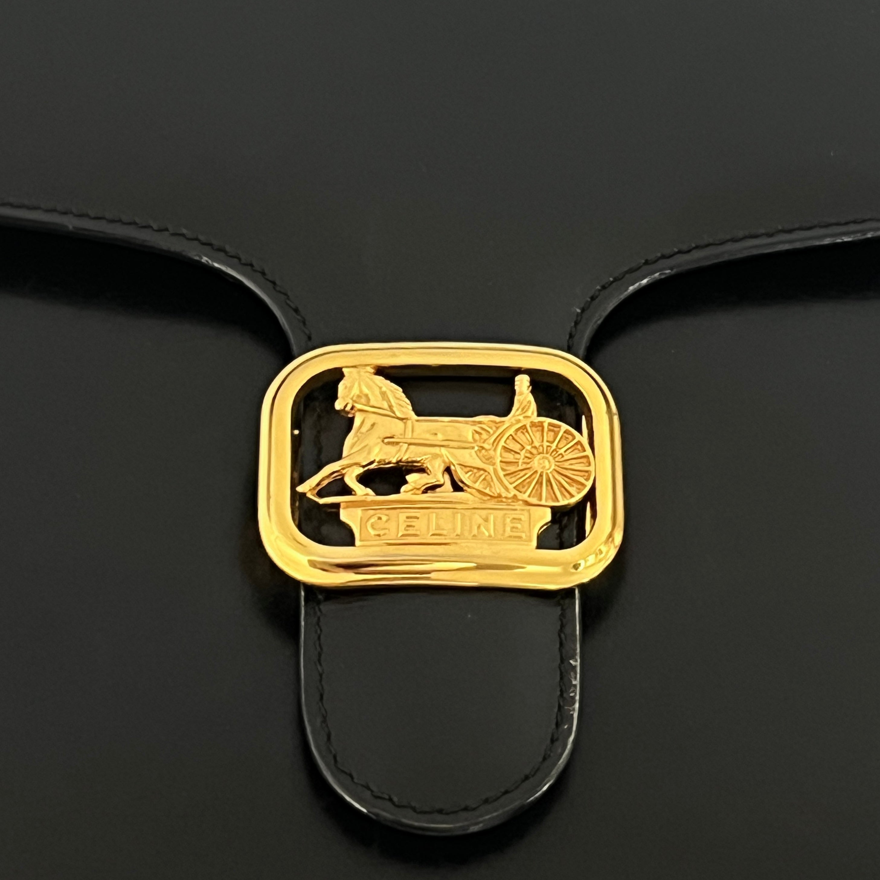 Sac à main CELINE Triomphe cuir noir