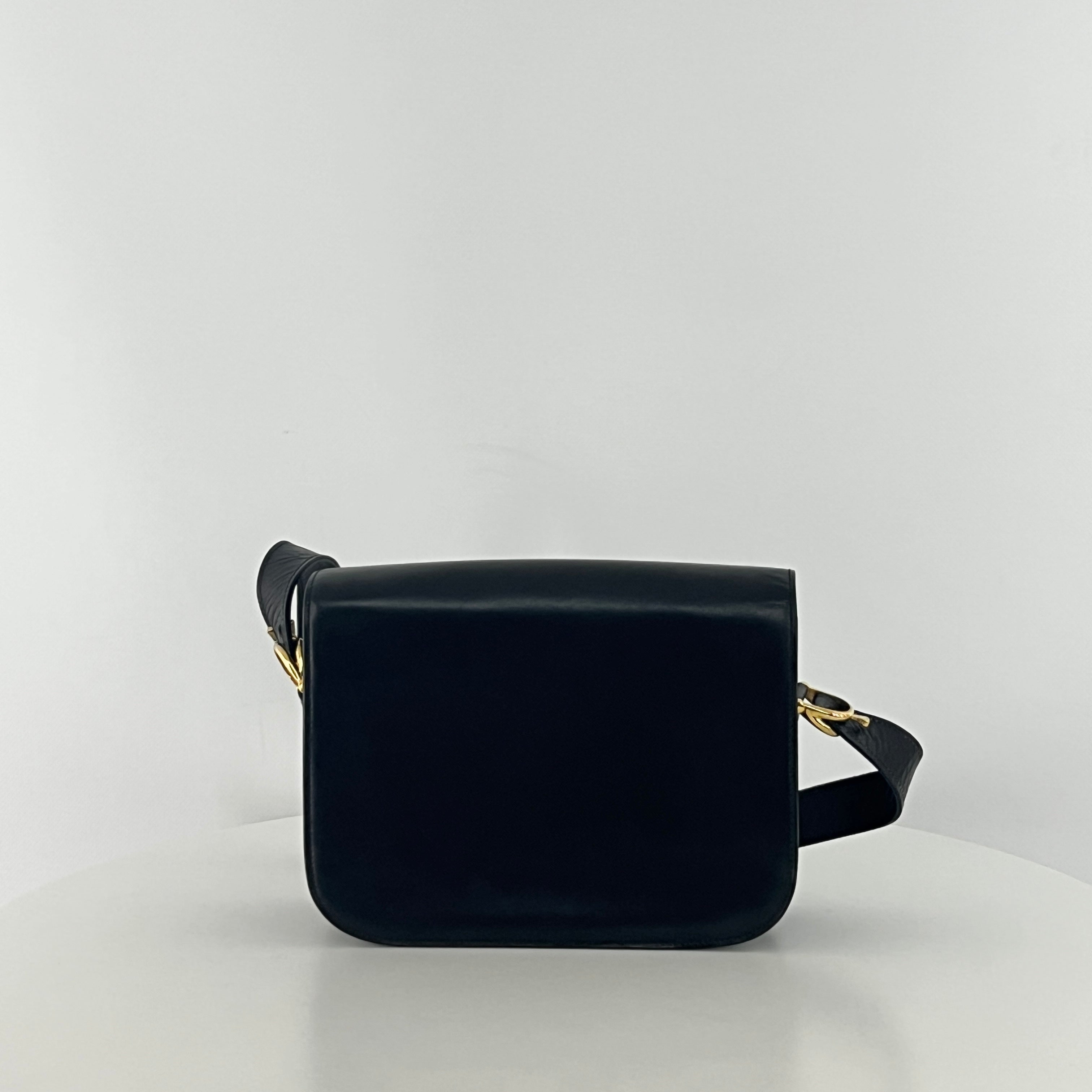 Sac à main CELINE Triomphe cuir noir