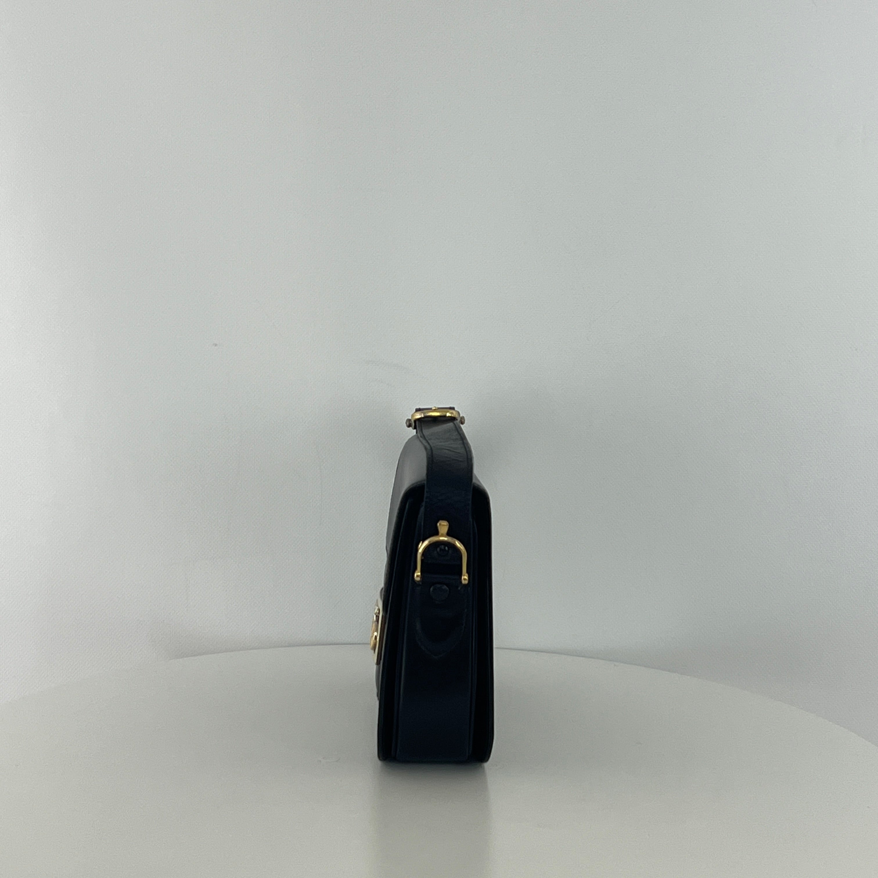 Sac à main CELINE Triomphe cuir noir