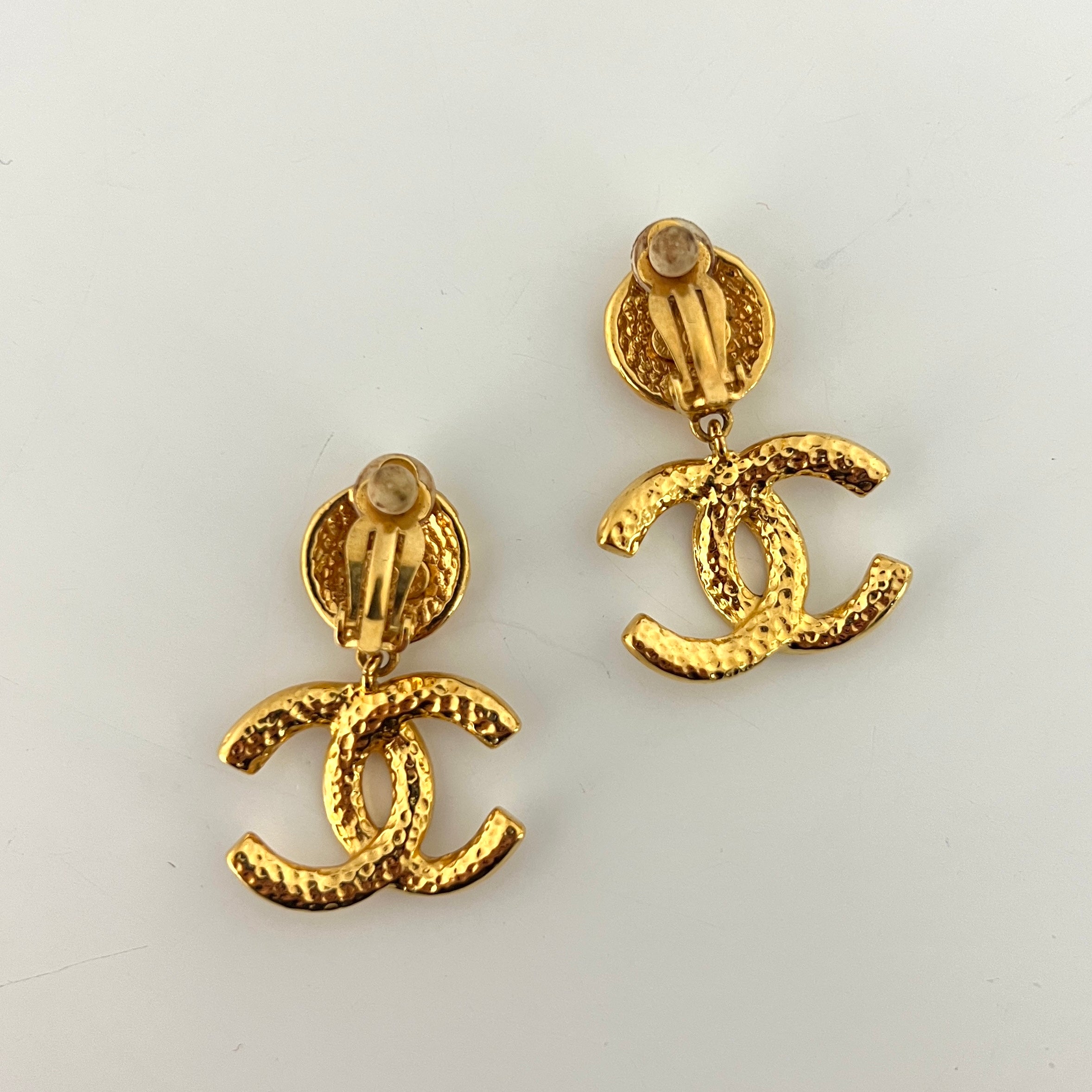 Boucles d'oreilles CHANEL CC Clip On