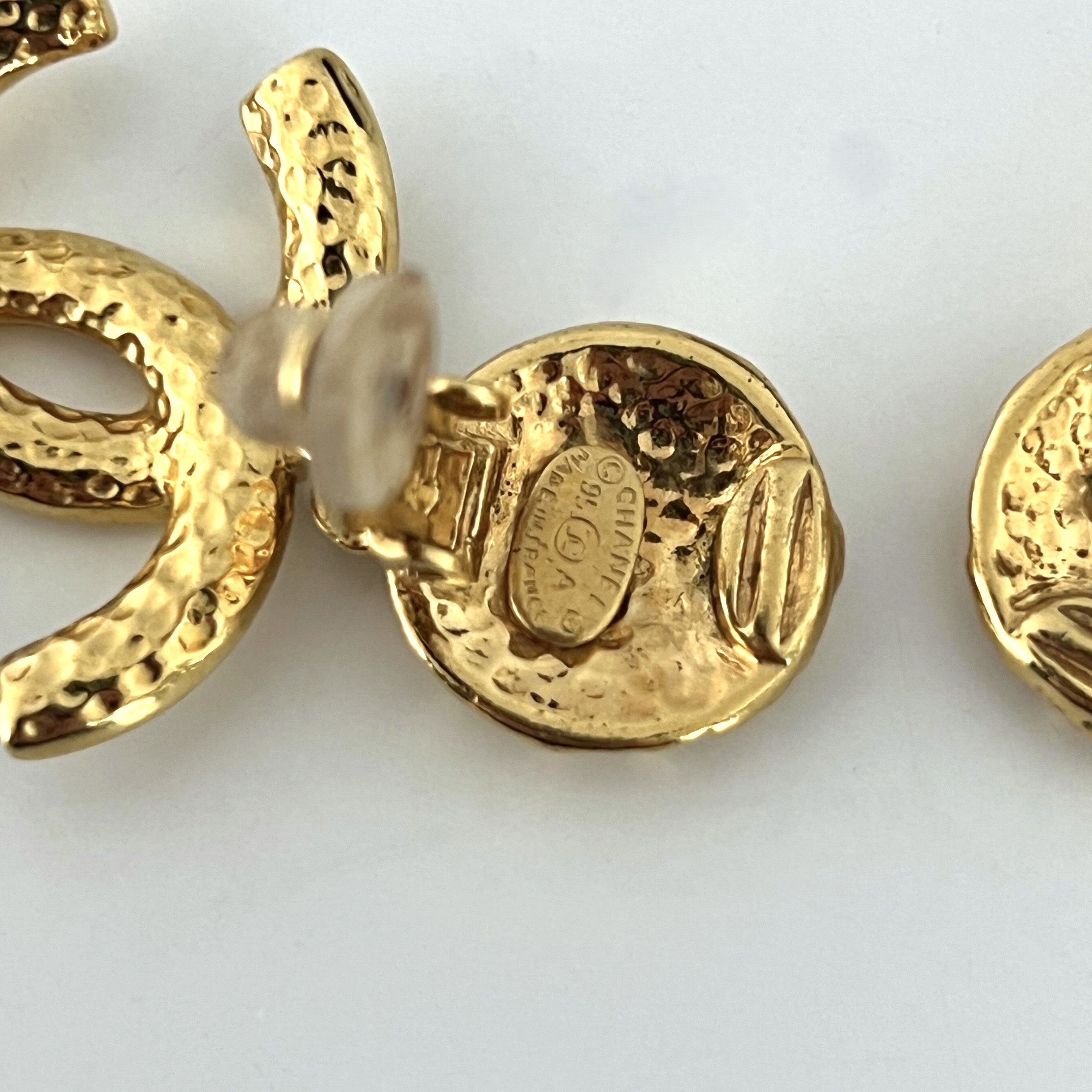 Boucles d'oreilles CHANEL CC Clip On