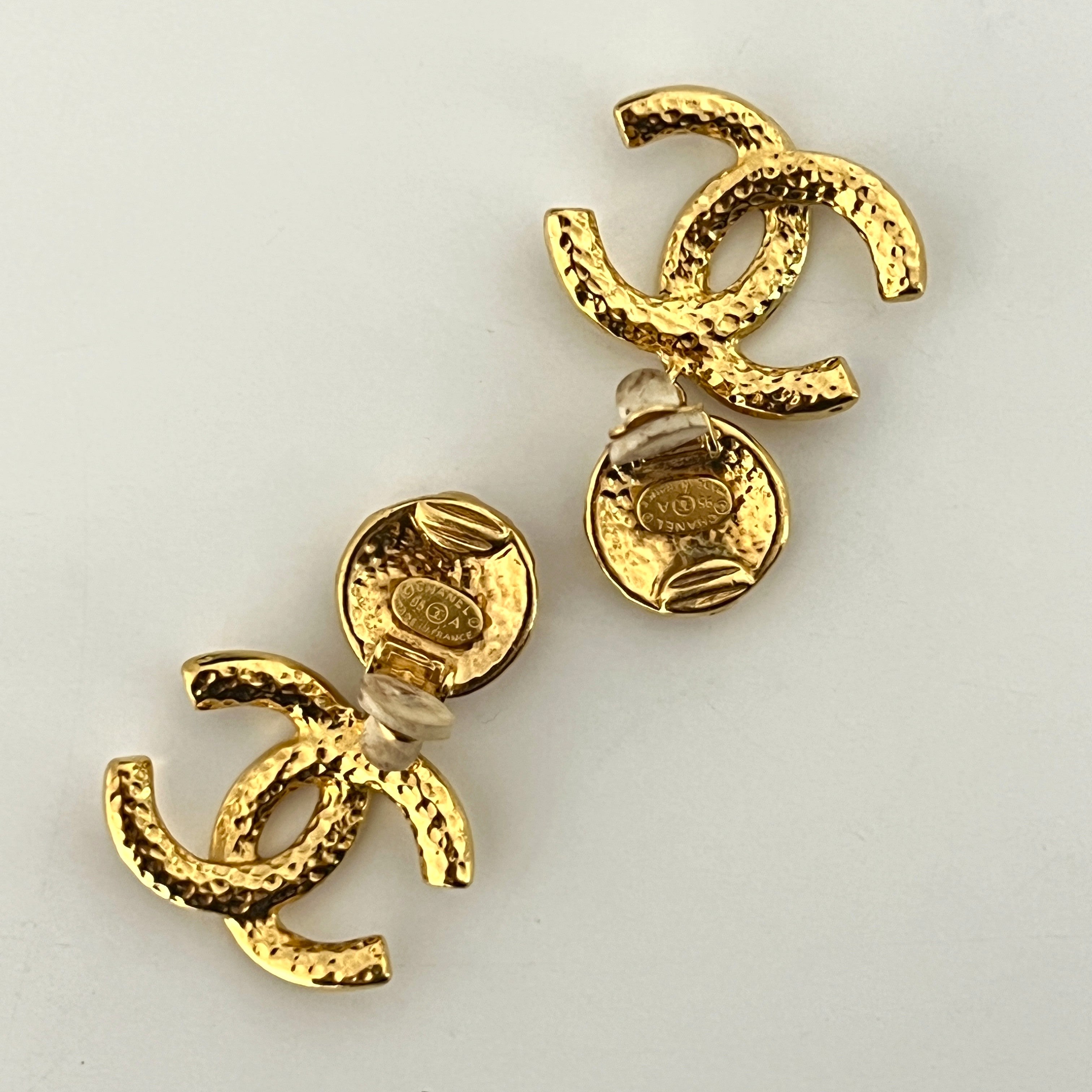 Boucles d'oreilles CHANEL CC Clip On