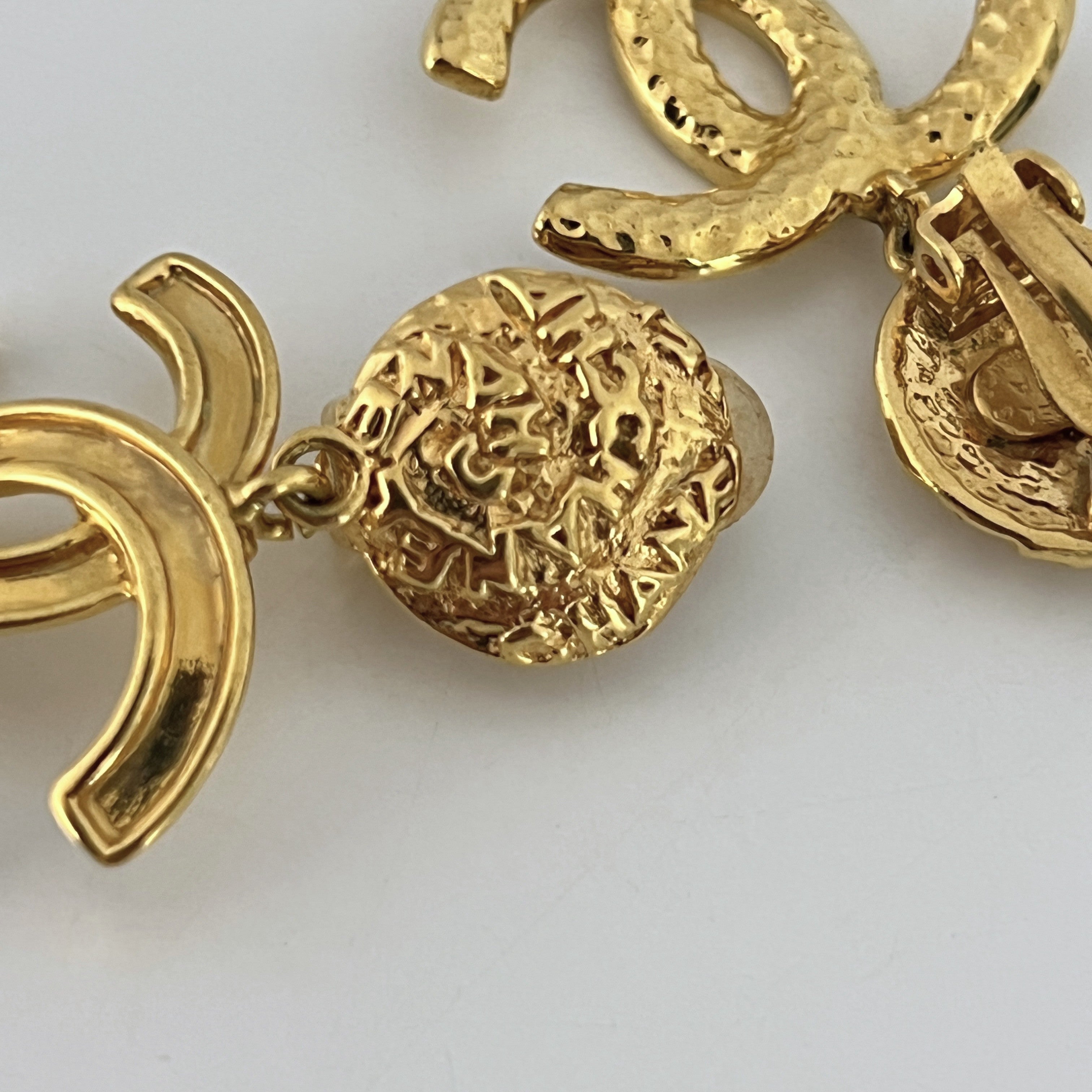 Boucles d'oreilles CHANEL CC Clip On