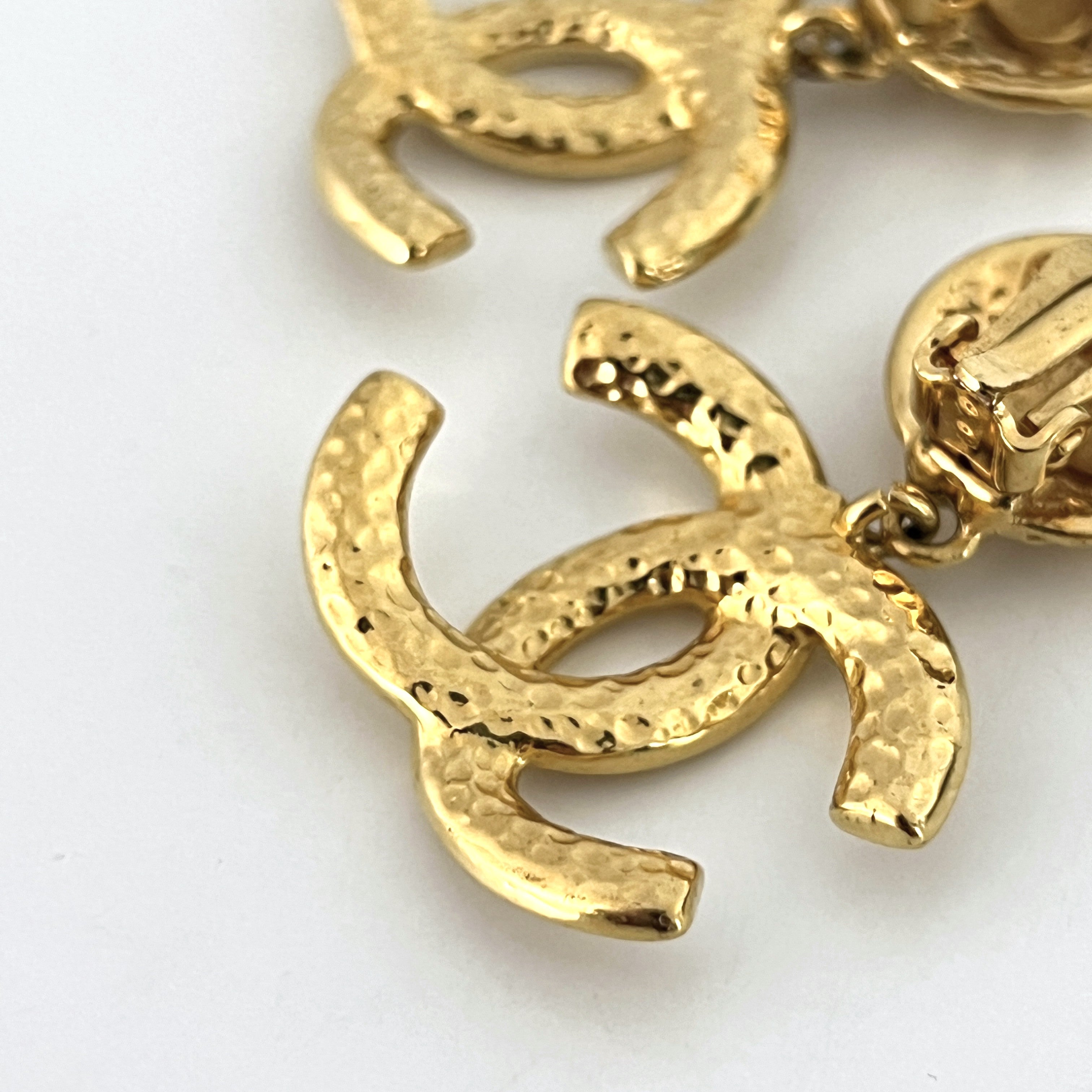 Boucles d'oreilles CHANEL CC Clip On