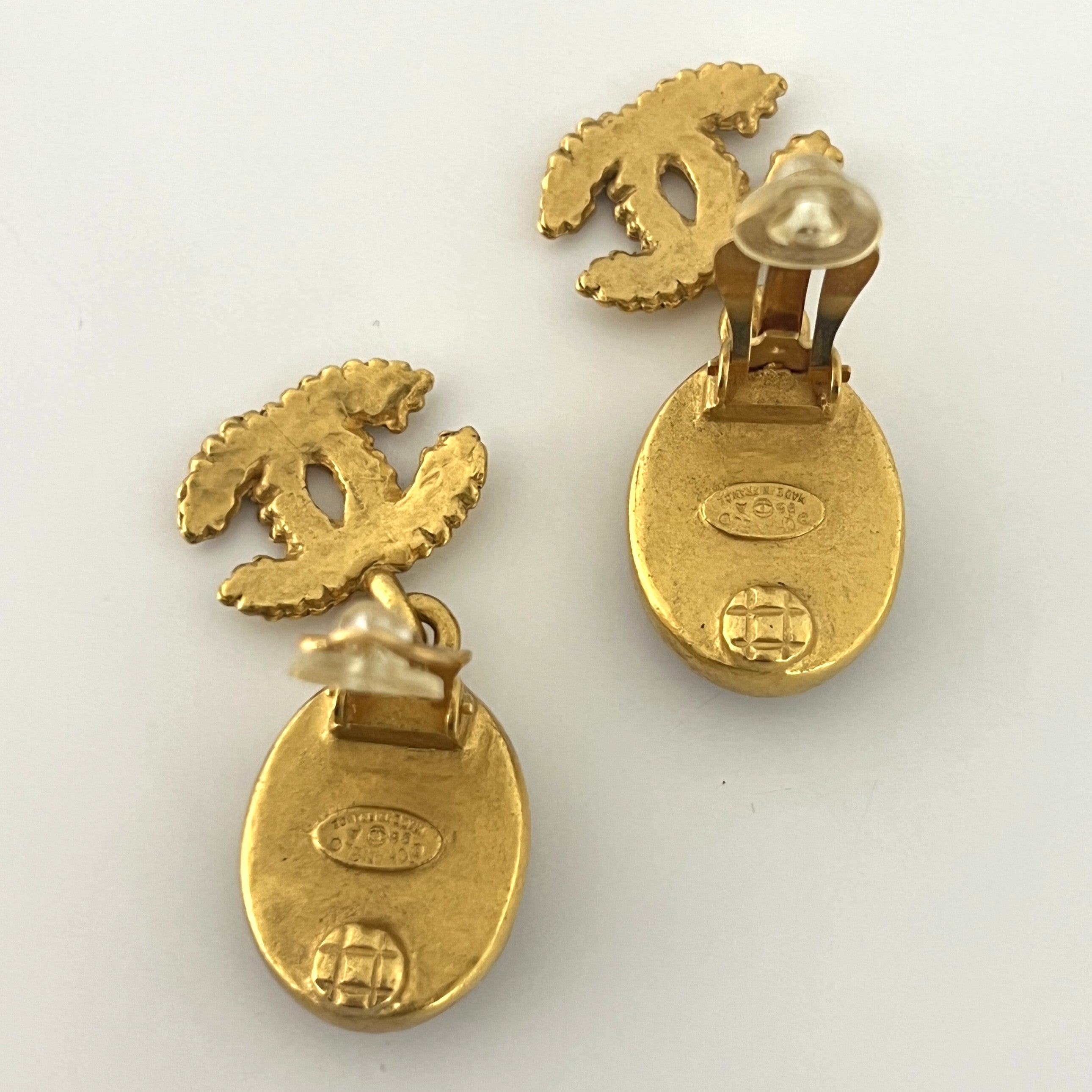 Boucles d'oreilles CHANEL CC Clip On