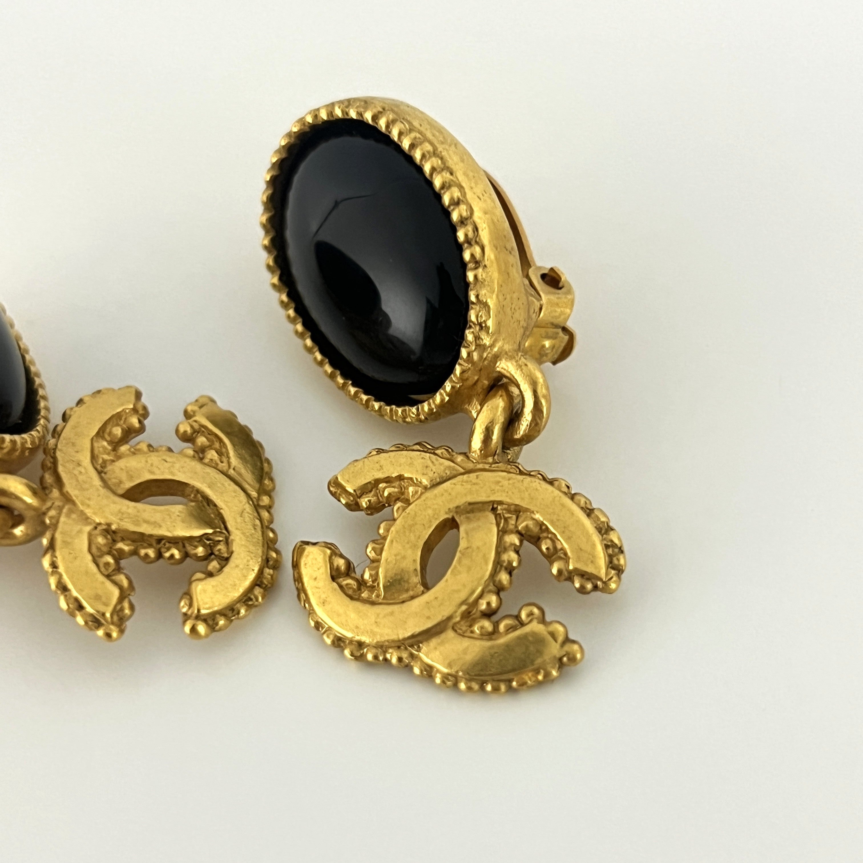 Boucles d'oreilles CHANEL CC Clip On