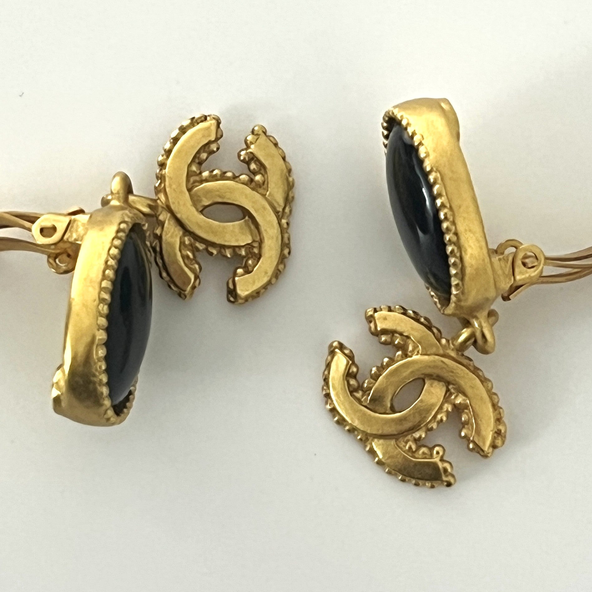 Boucles d'oreilles CHANEL CC Clip On