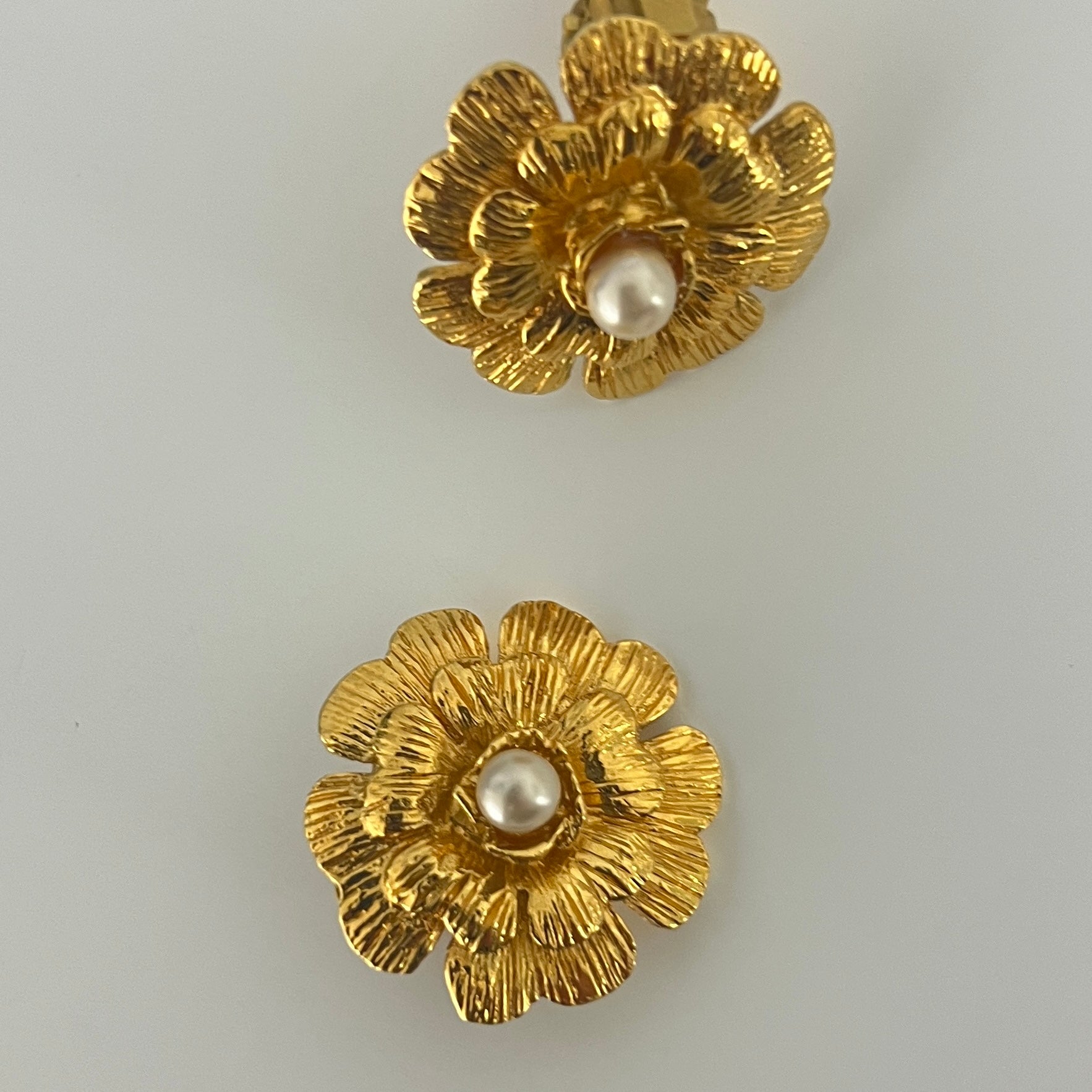 Boucles d'oreilles CHANEL Camélia Clip on