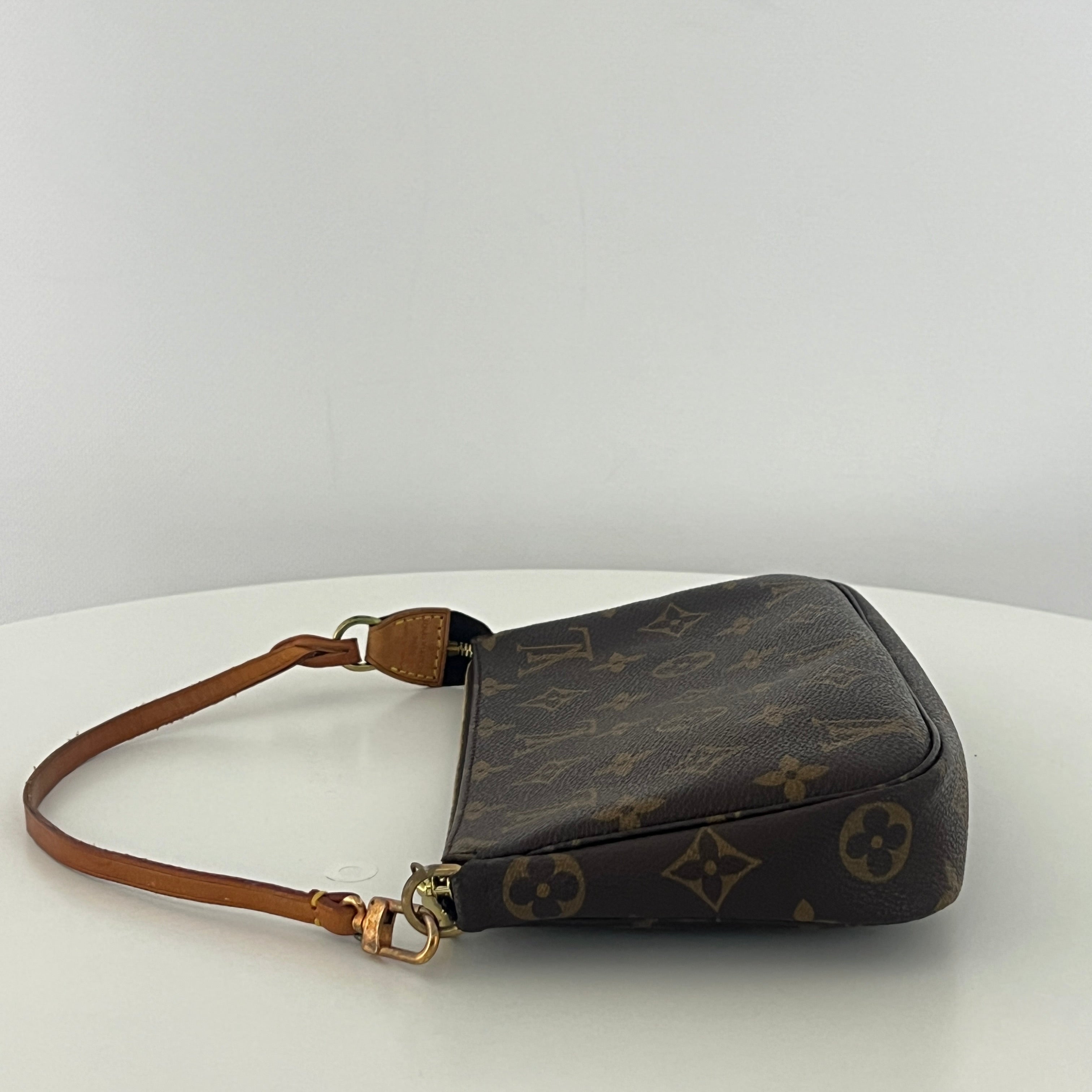 Sac à main LOUIS VUITTON Pochette Accessoires toile et cuir marron