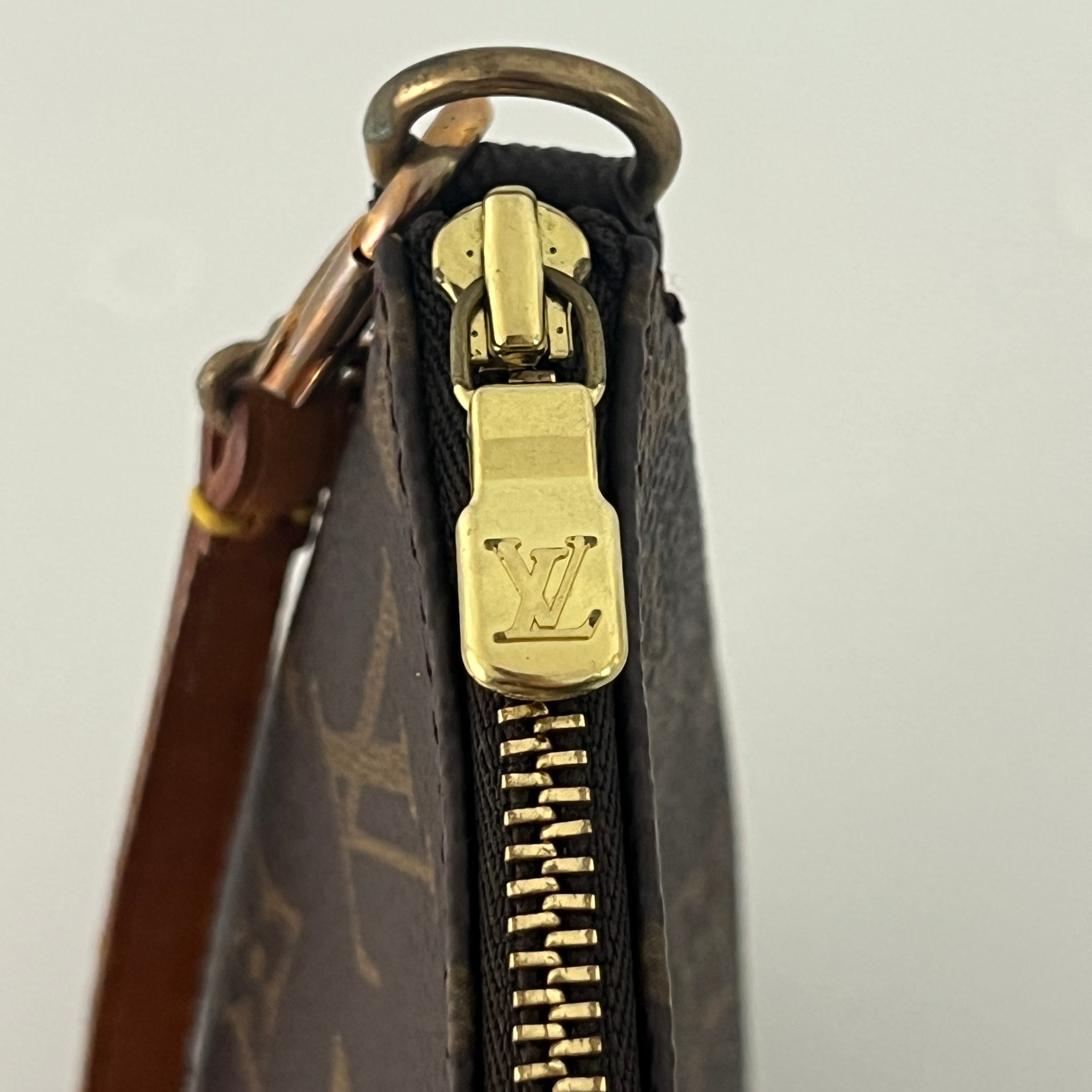 Sac à main LOUIS VUITTON Pochette Accessoires toile et cuir marron