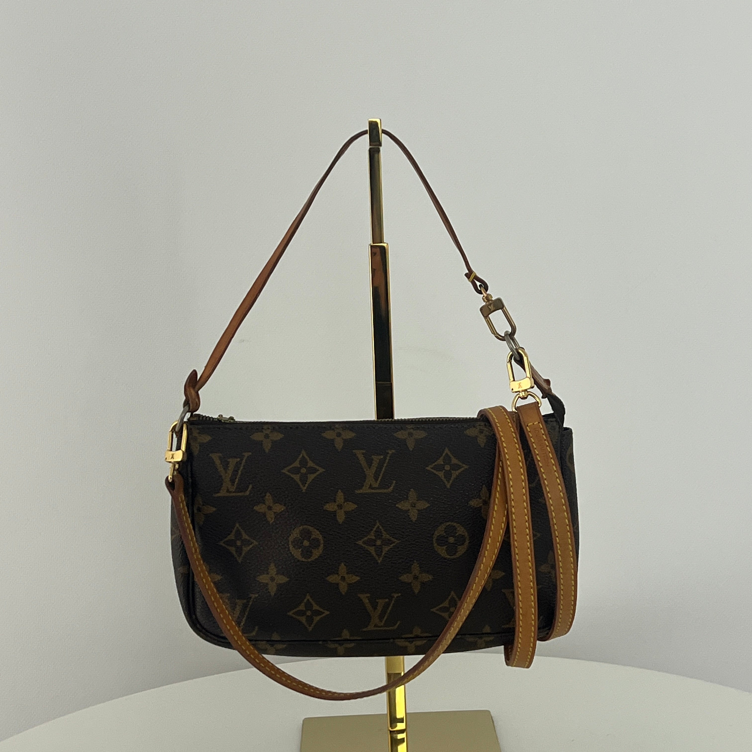 Sac à main LOUIS VUITTON Pochette Accessoires toile et cuir marron