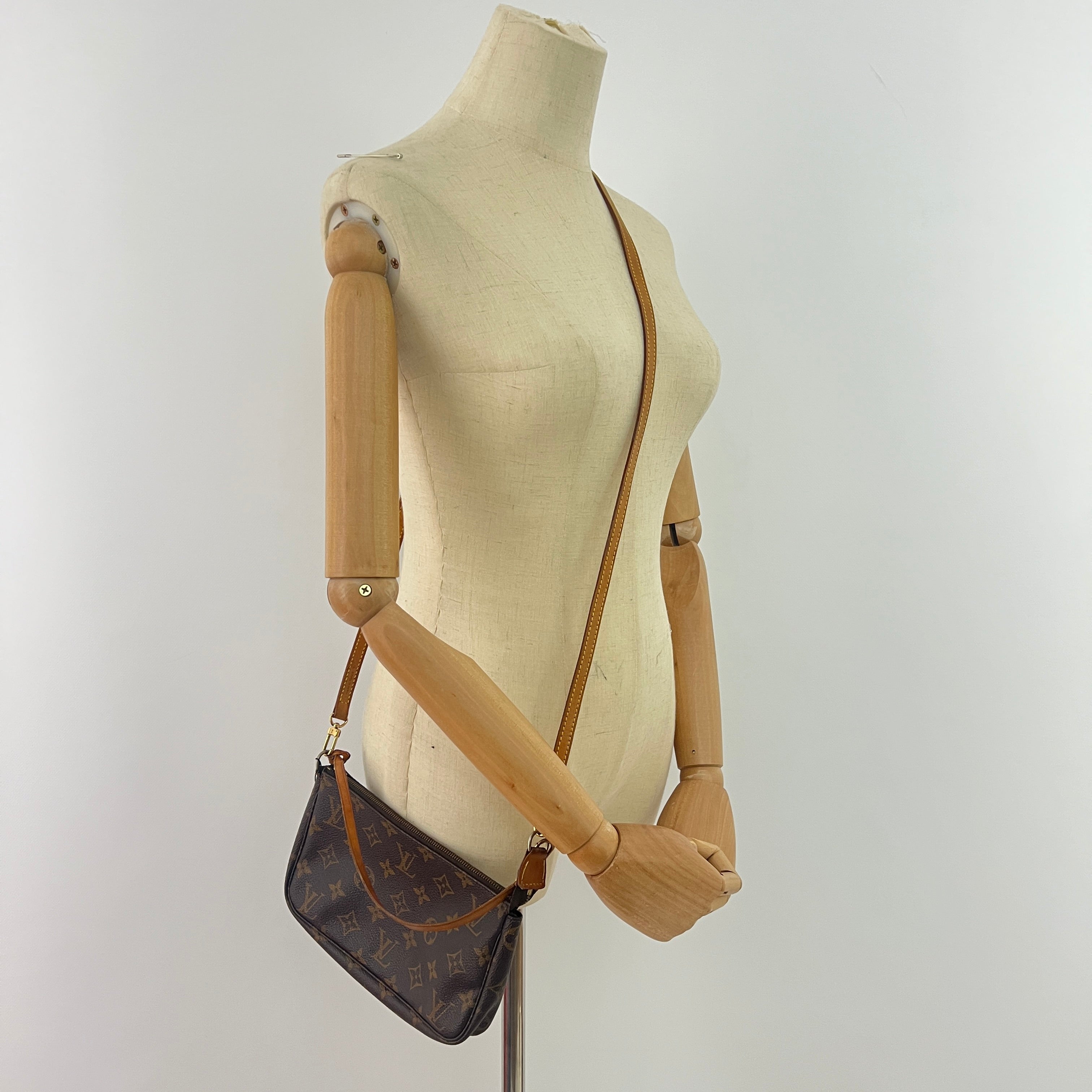 Sac à main LOUIS VUITTON Pochette Accessoires toile et cuir marron