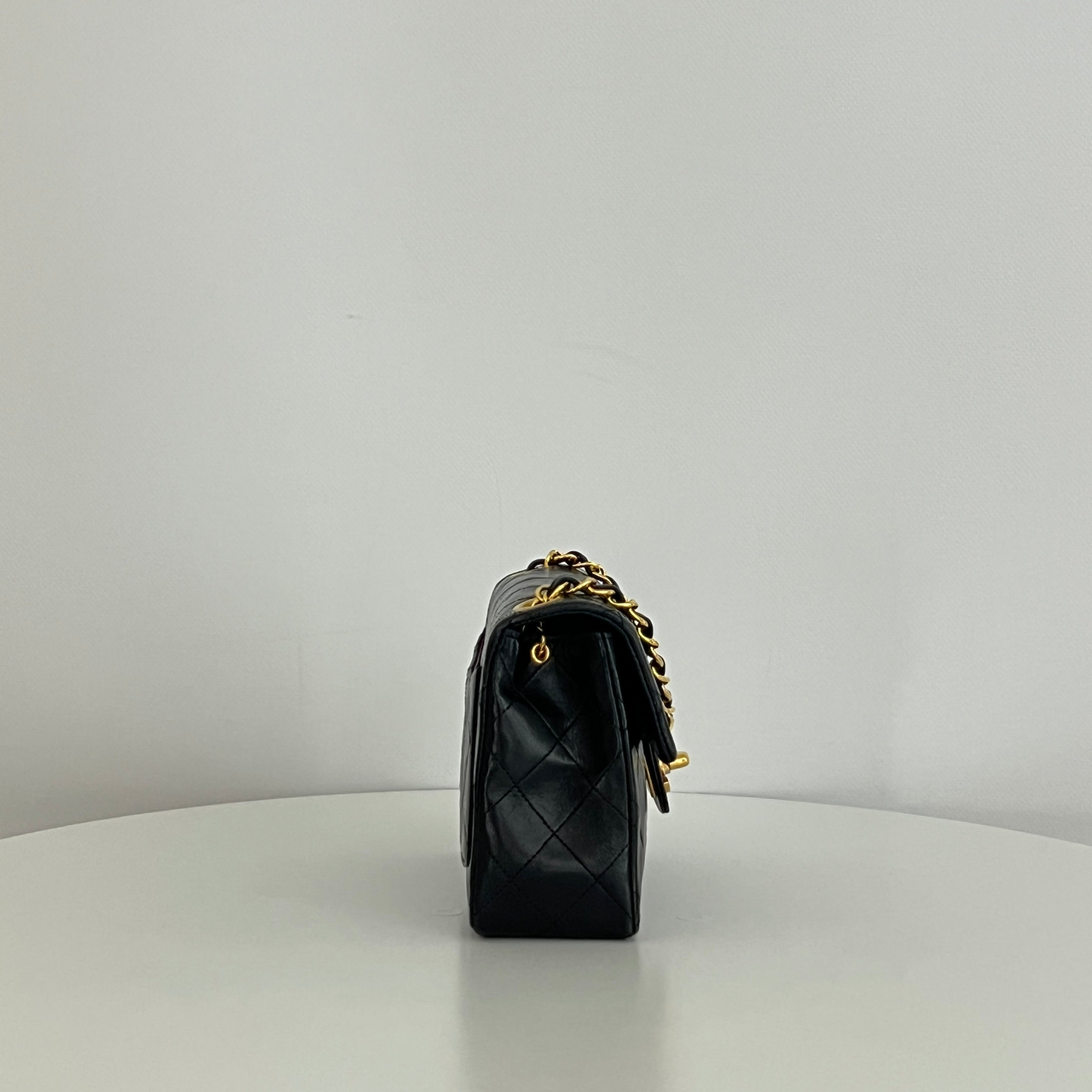 Sac à main CHANEL Timeless Classique Mini  Single Flap cuir d'agneau noir