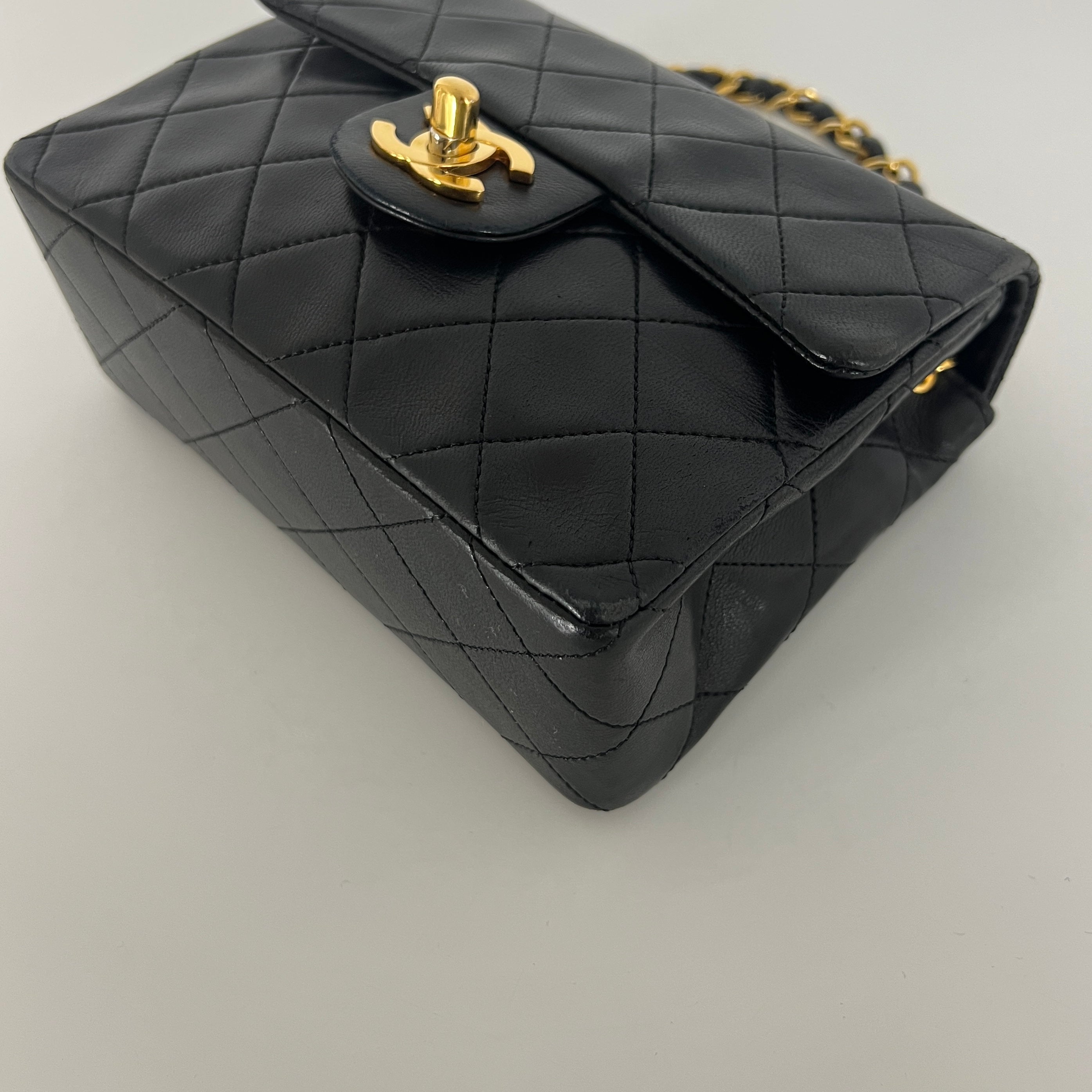 Sac à main CHANEL Timeless Classique Mini  Single Flap cuir d'agneau noir