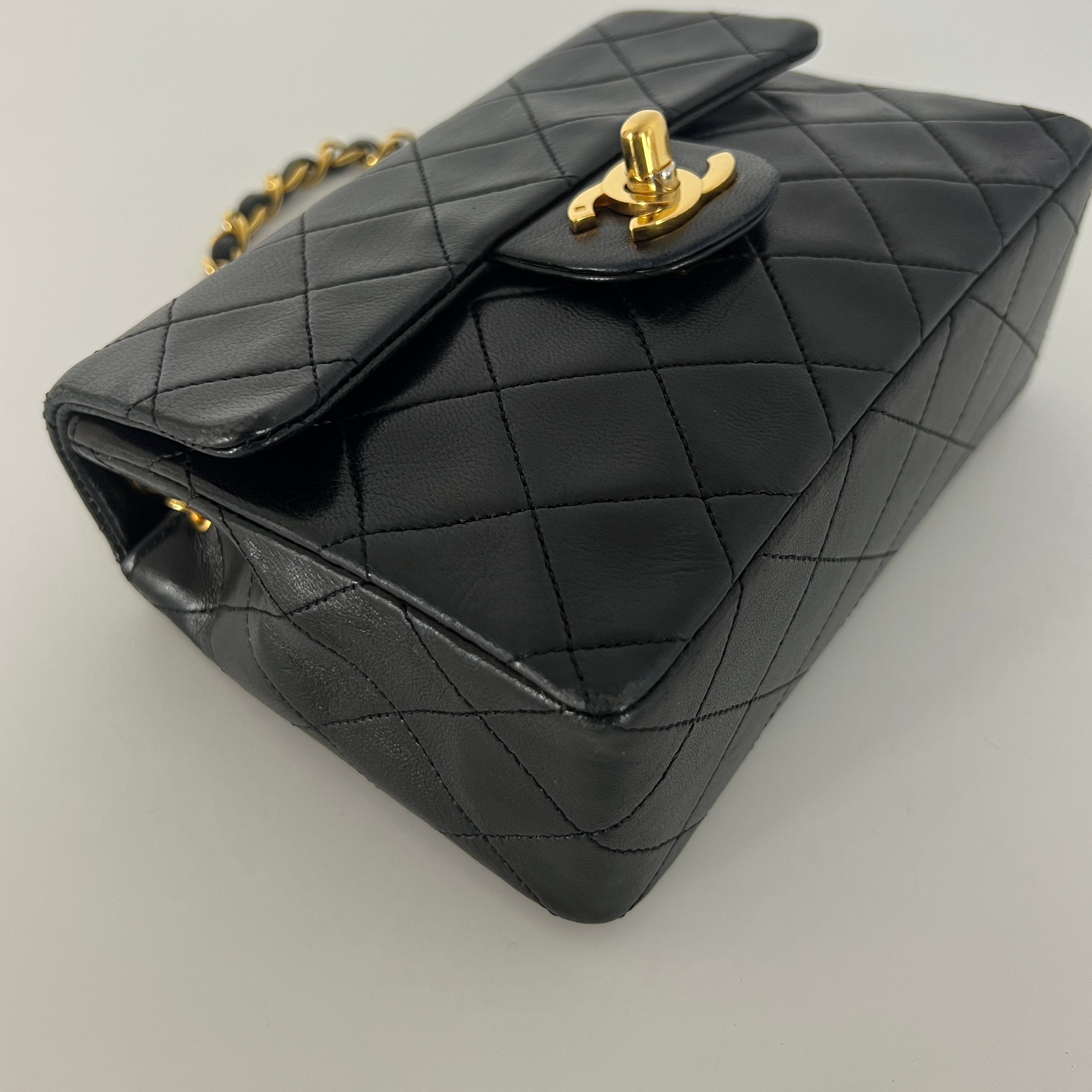 Sac à main CHANEL Timeless Classique Mini  Single Flap cuir d'agneau noir