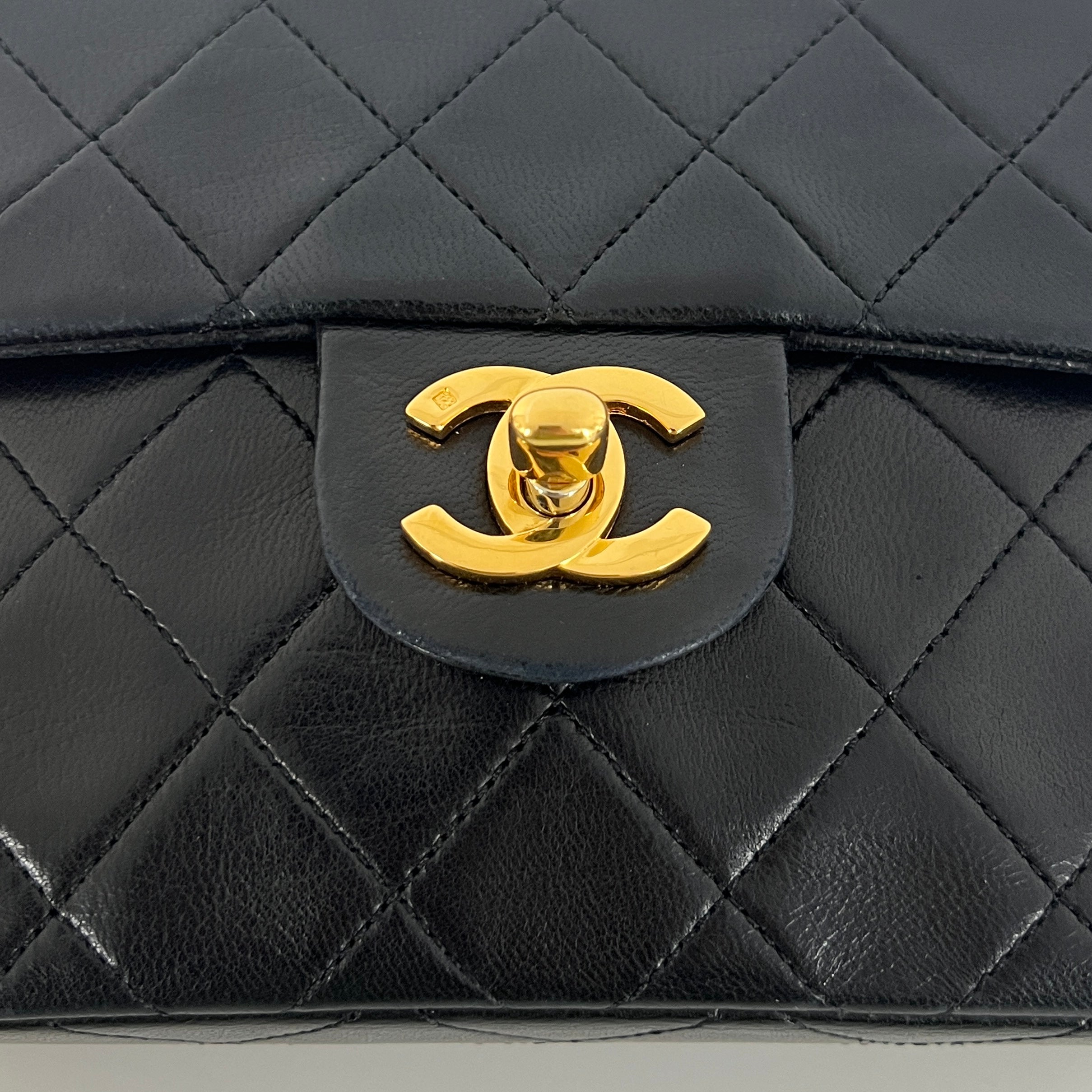 Sac à main CHANEL Timeless Classique Mini  Single Flap cuir d'agneau noir
