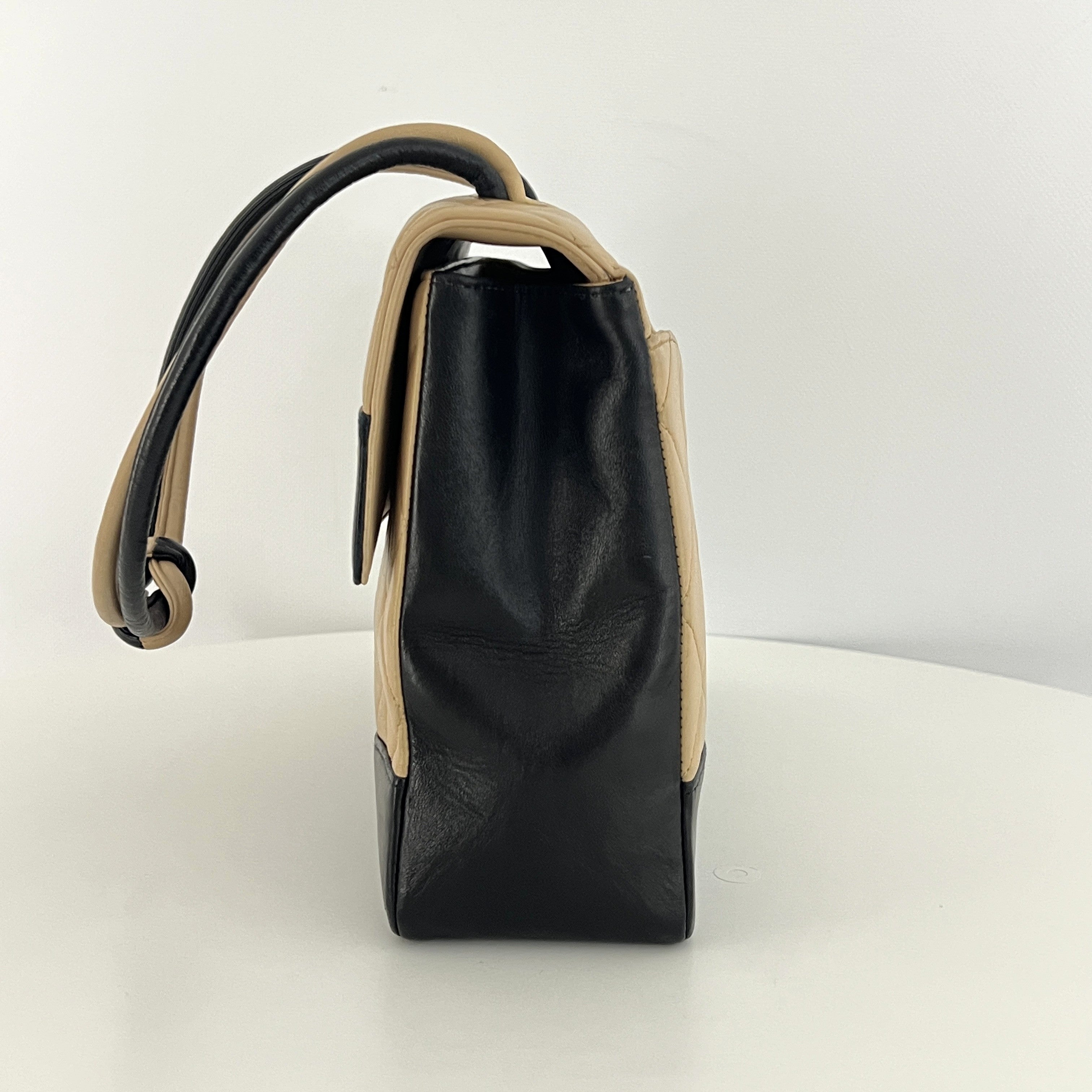 Sac à main CHANEL Top Handle cuir d'agneau bicolore