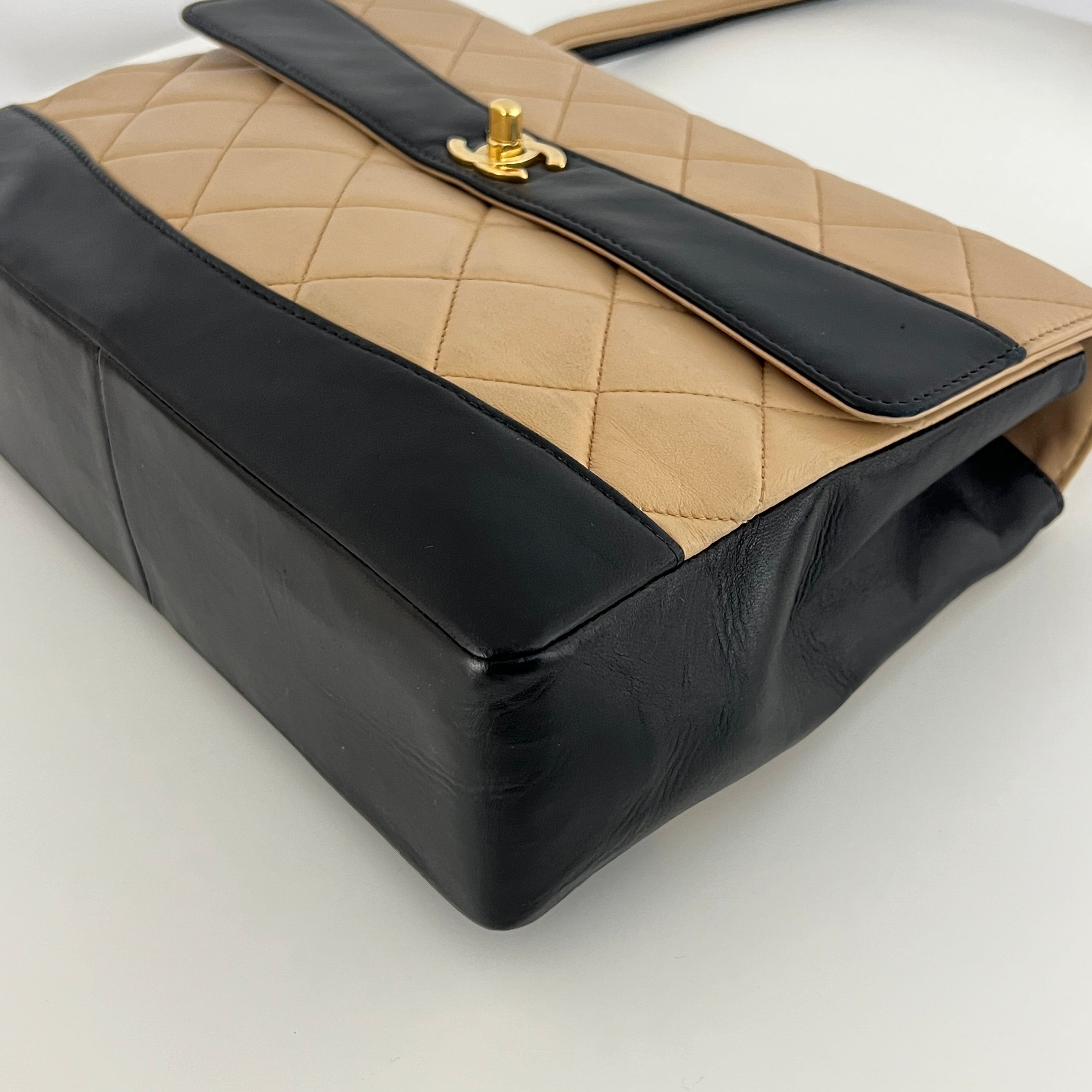 Sac à main CHANEL Top Handle cuir d'agneau bicolore