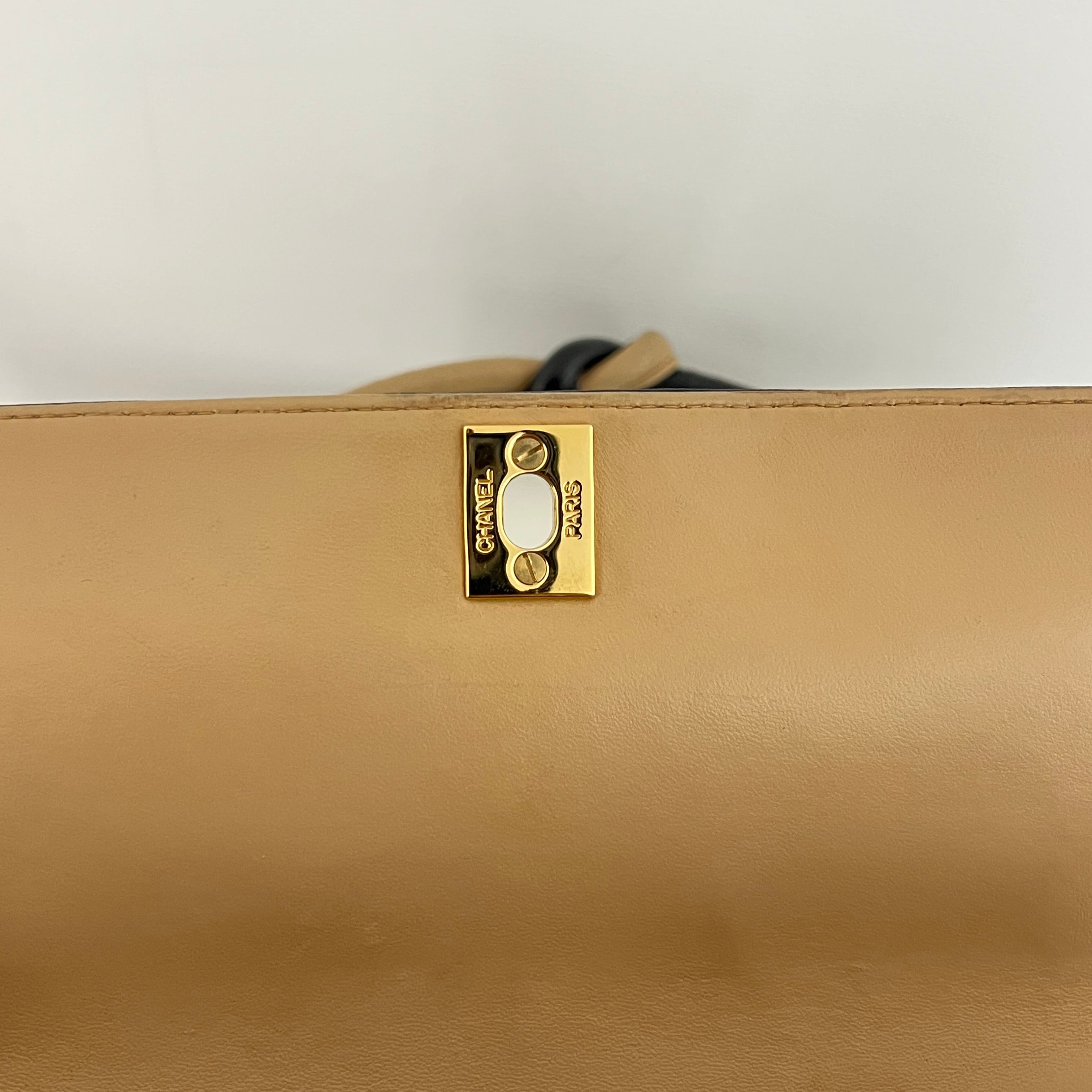 Sac à main CHANEL Top Handle cuir d'agneau bicolore