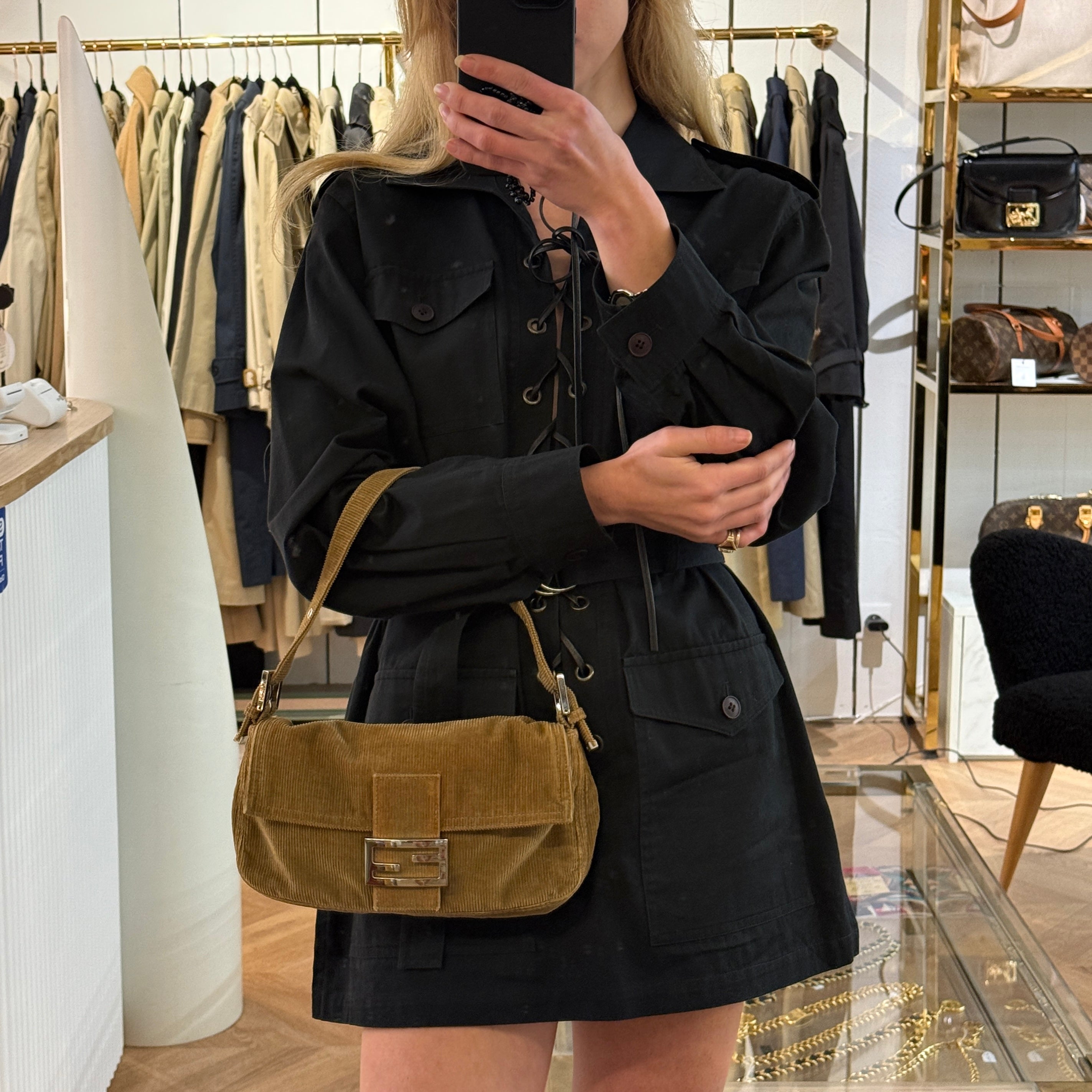 Sac à main FENDI Baguette velours marron