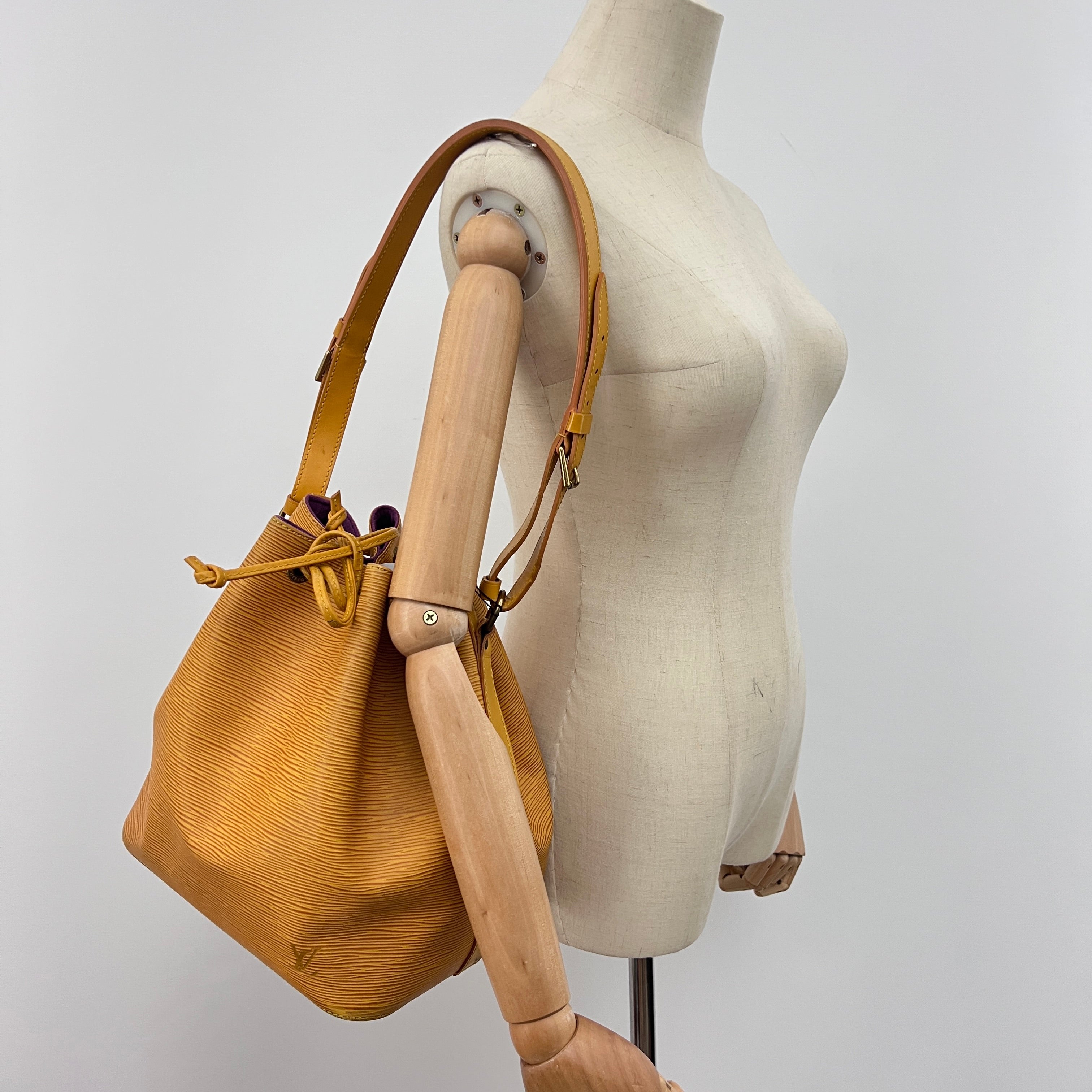 Sac LOUIS VUITTON Noé Petit cuir épi jaune
