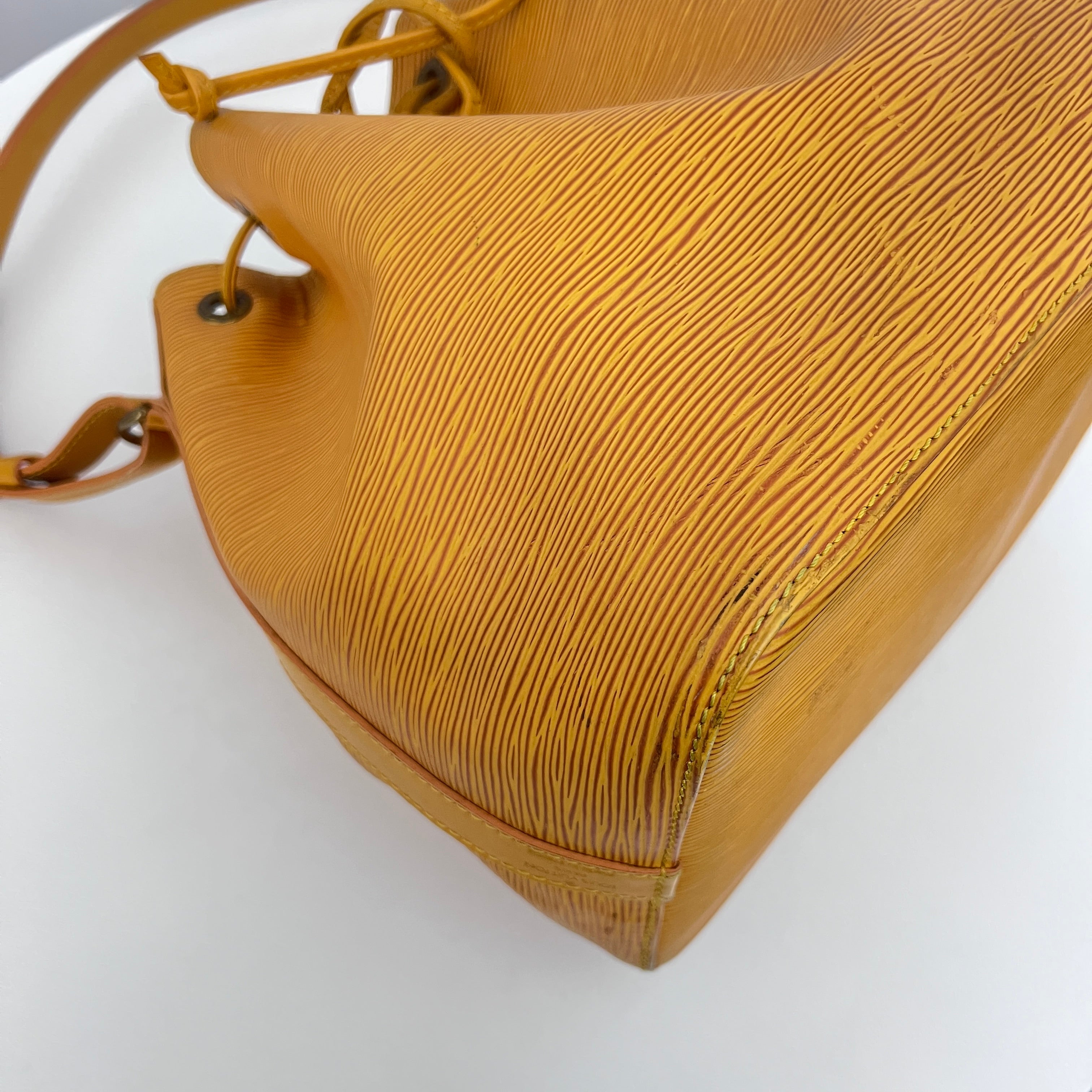 Sac LOUIS VUITTON Noé Petit cuir épi jaune