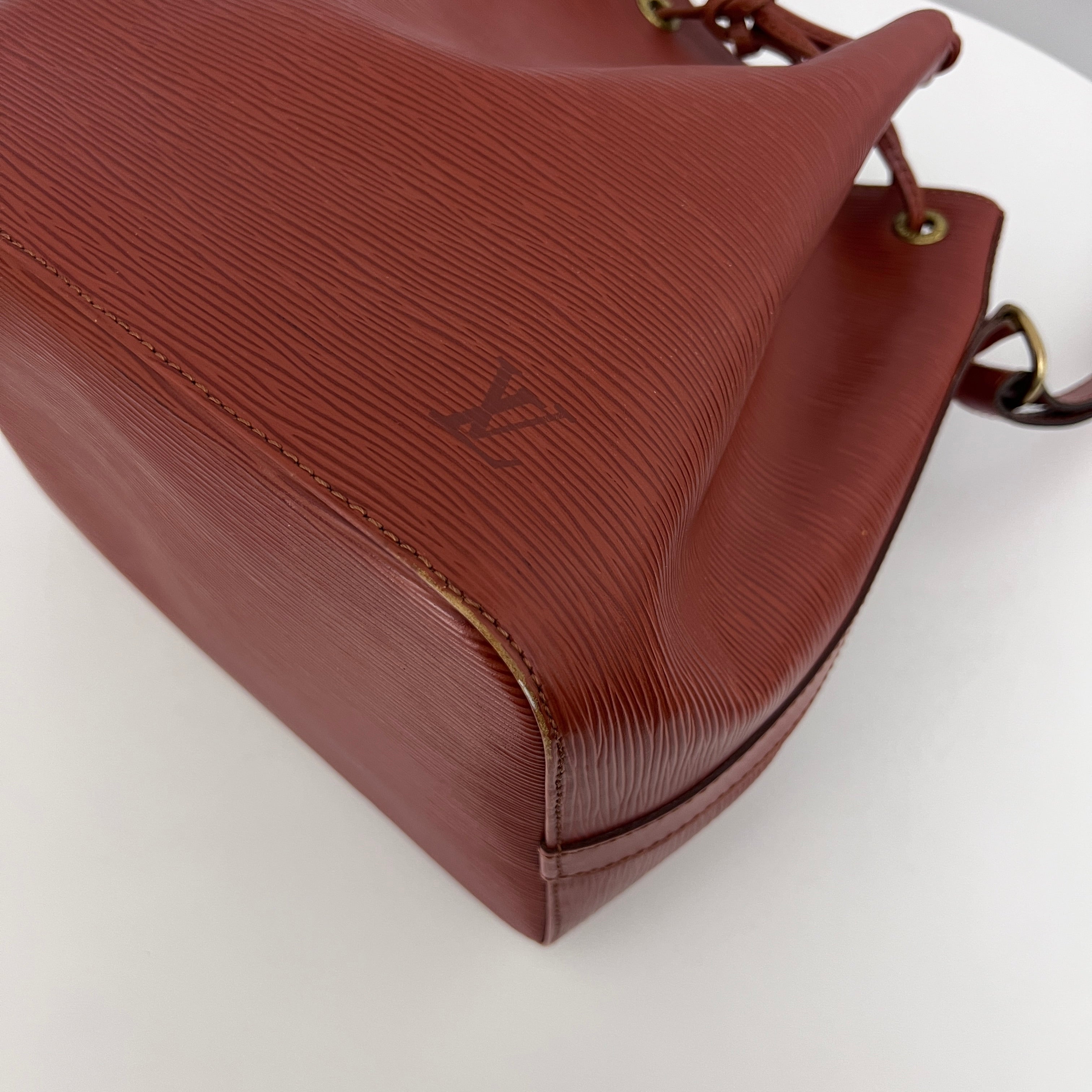 Sac LOUIS VUITTON Noé Petit cuir épi marron