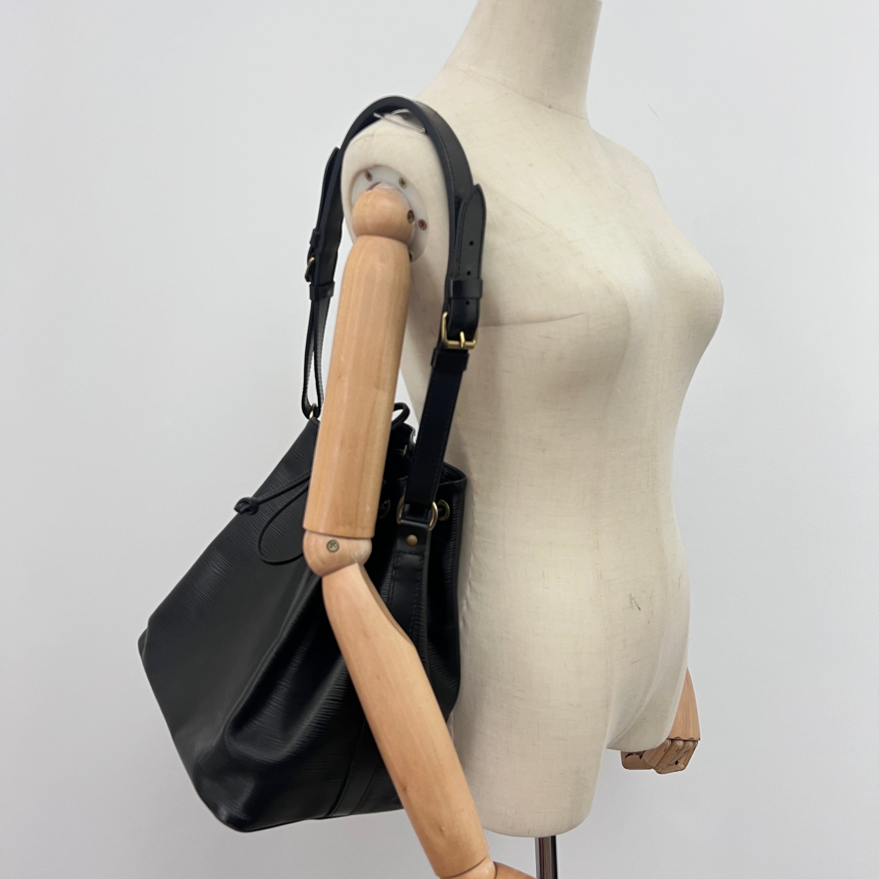 Sac LOUIS VUITTON Noé Petit cuir épi noir