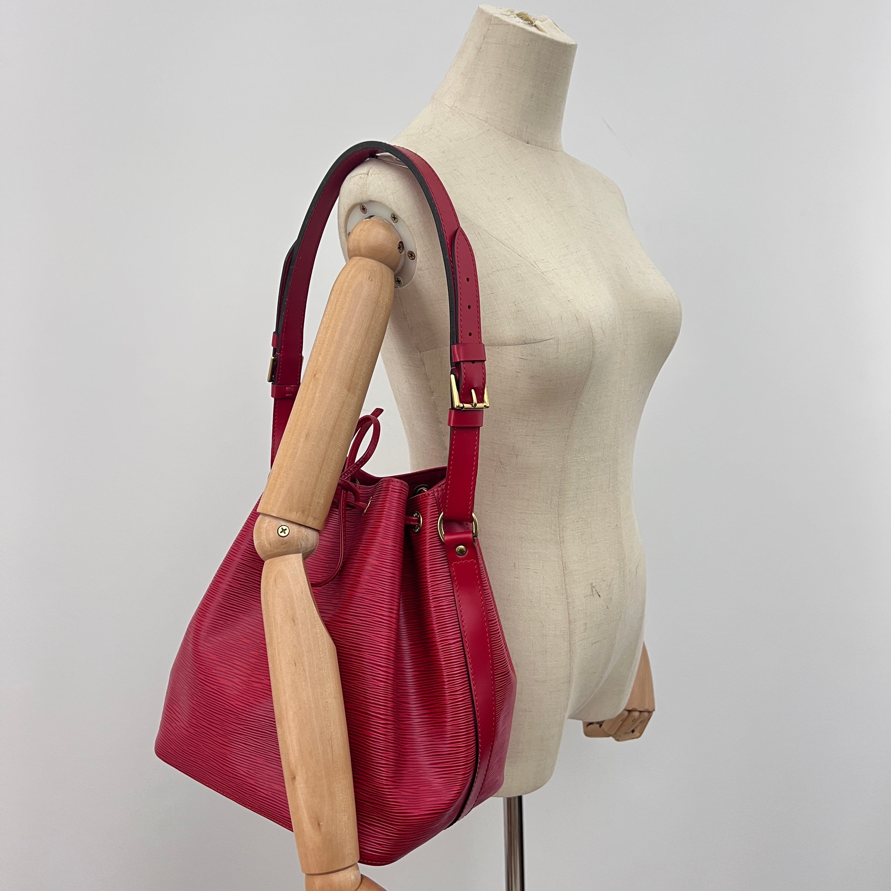 Sac LOUIS VUITTON Noé Petit cuir épi rouge