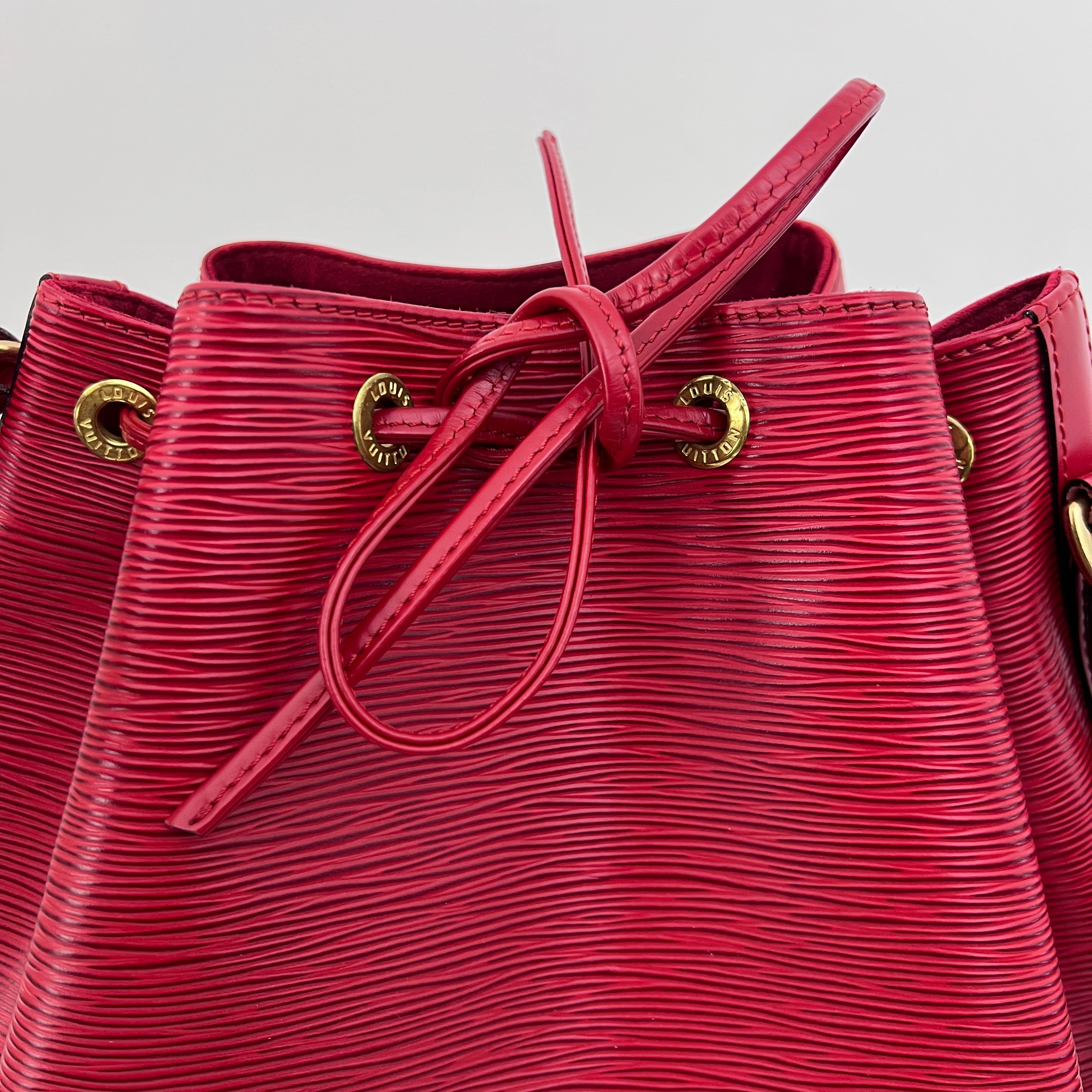 Sac LOUIS VUITTON Noé Petit cuir épi rouge