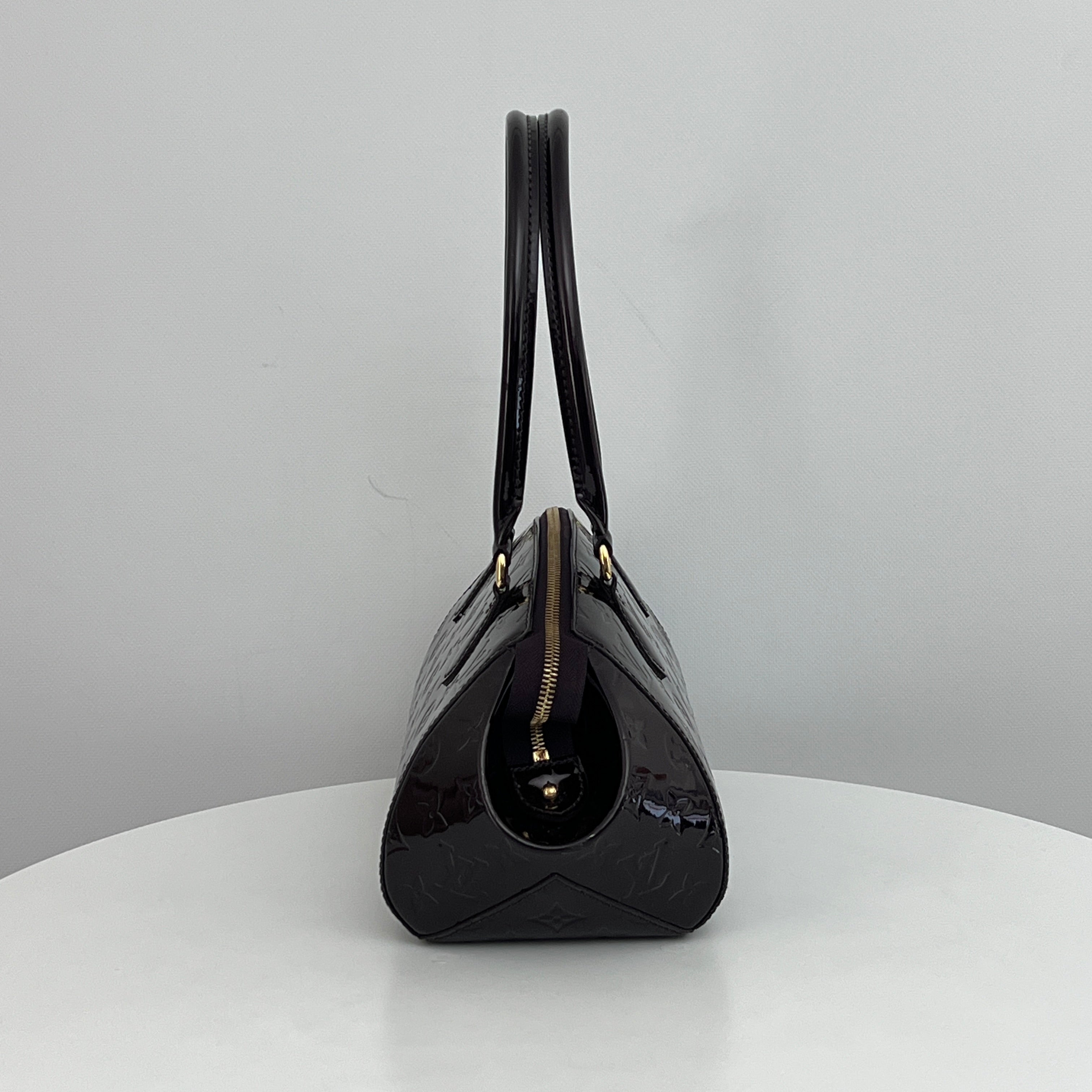 Sac LOUIS VUITTON Sherwood cuir verni violet