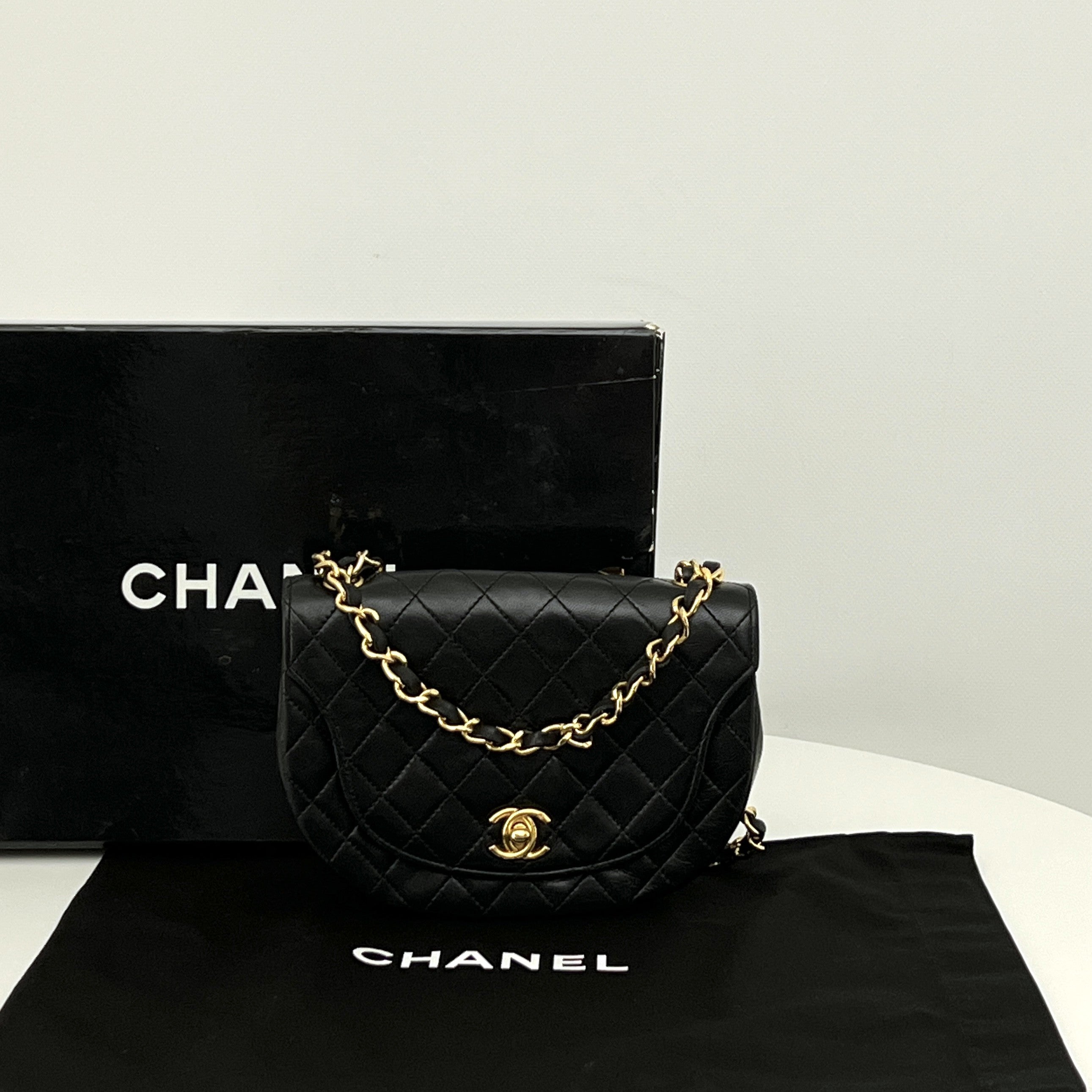 Sac à main CHANEL Demi Lune cuir d'agneau noir