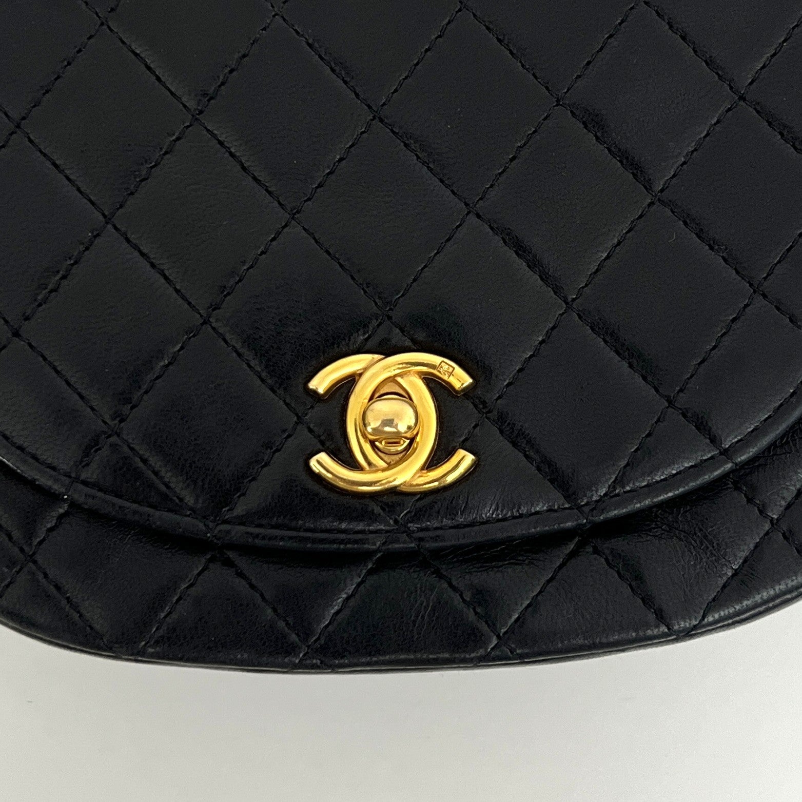 Sac à main CHANEL Demi Lune cuir d'agneau noir