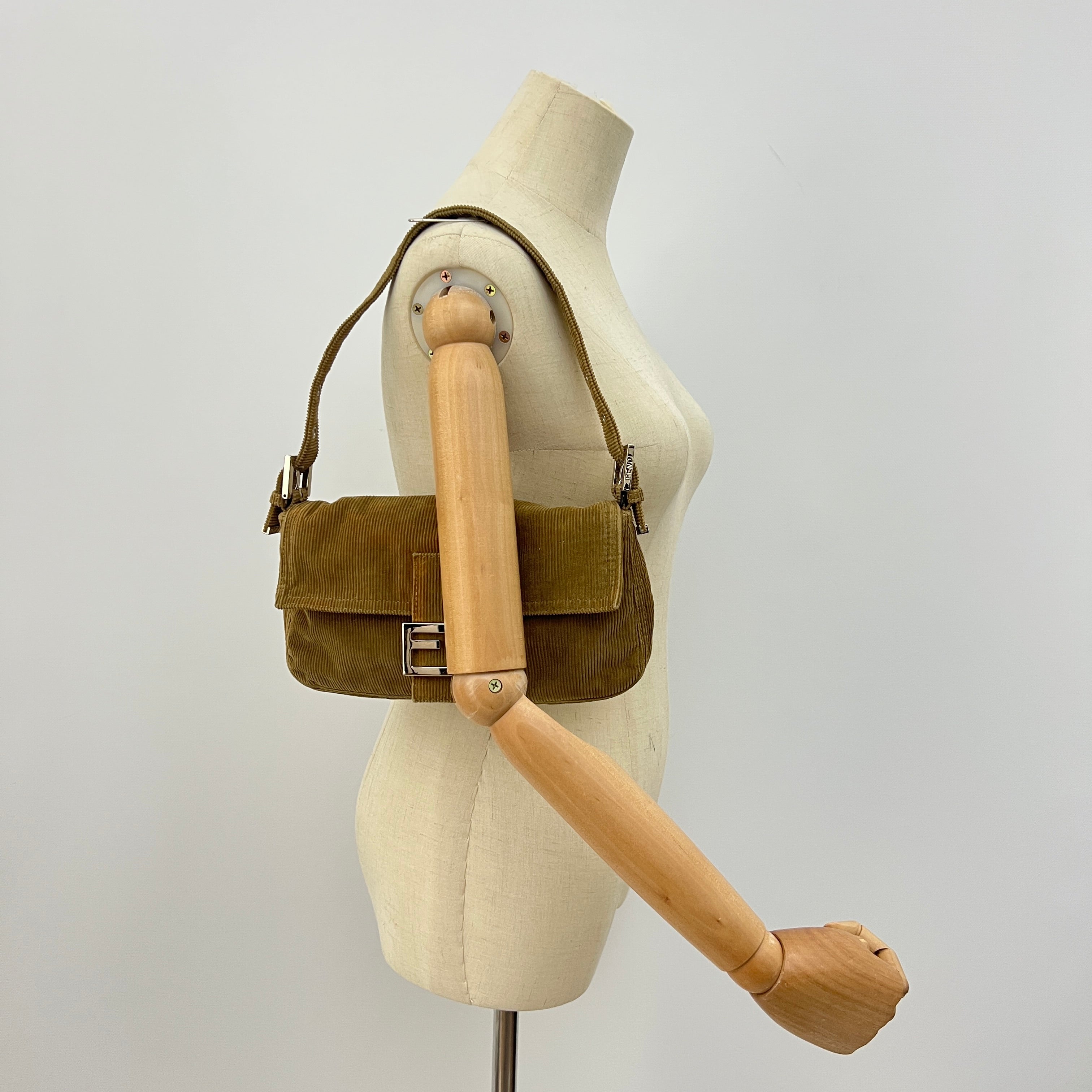 Sac à main FENDI Baguette velours marron