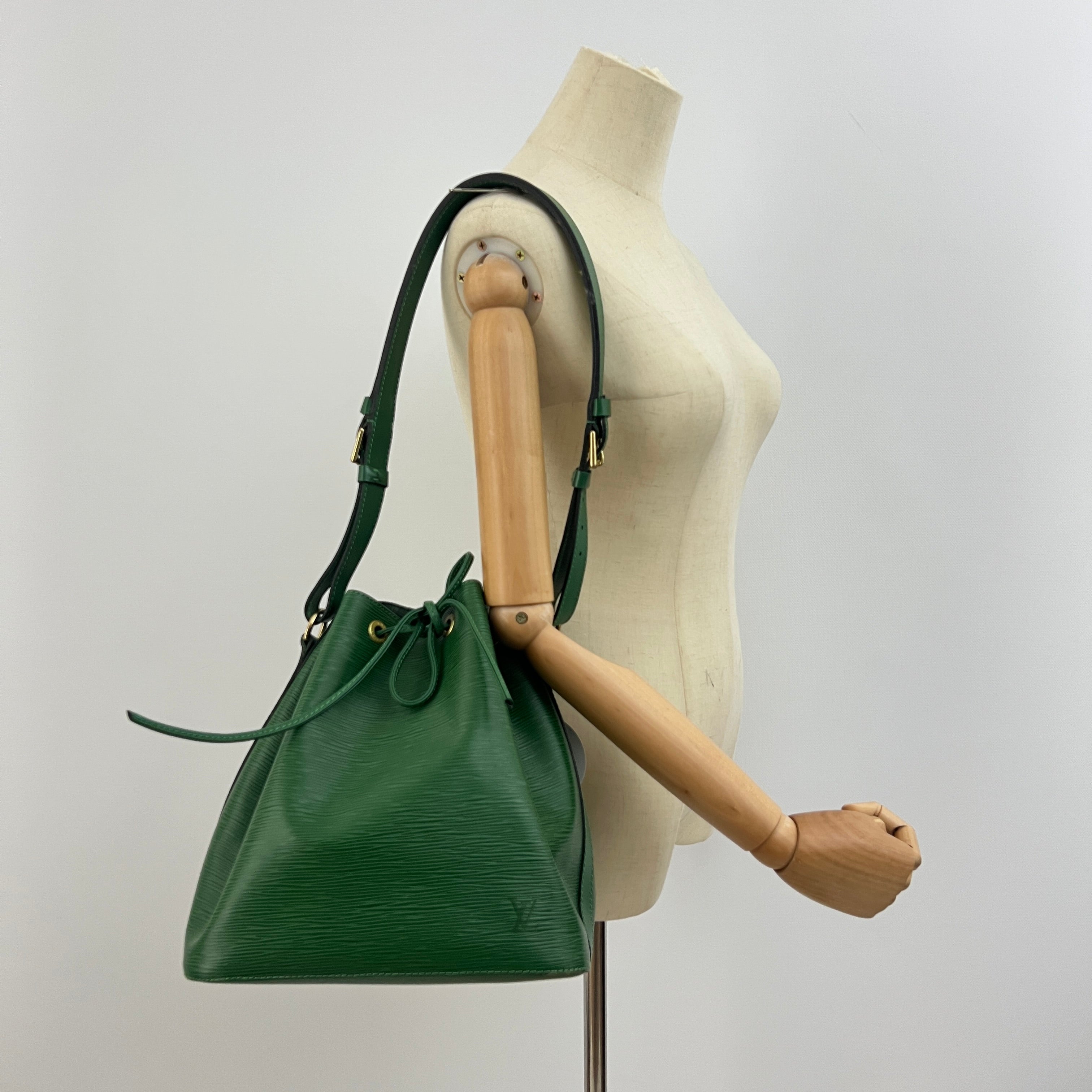 Sac à main LOUIS VUITTON Noé Petit cuir épi vert