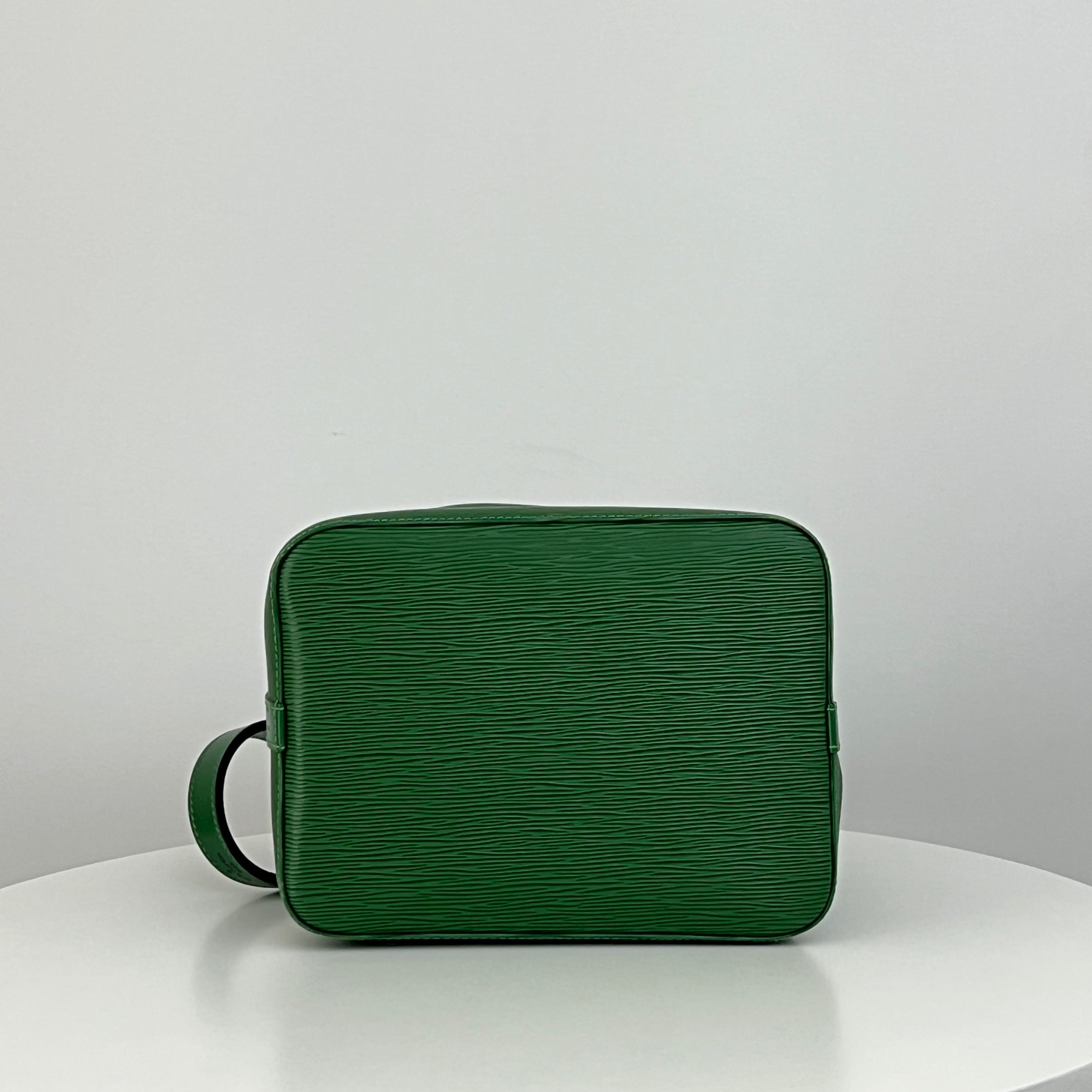 Sac à main LOUIS VUITTON Noé Petit cuir épi vert