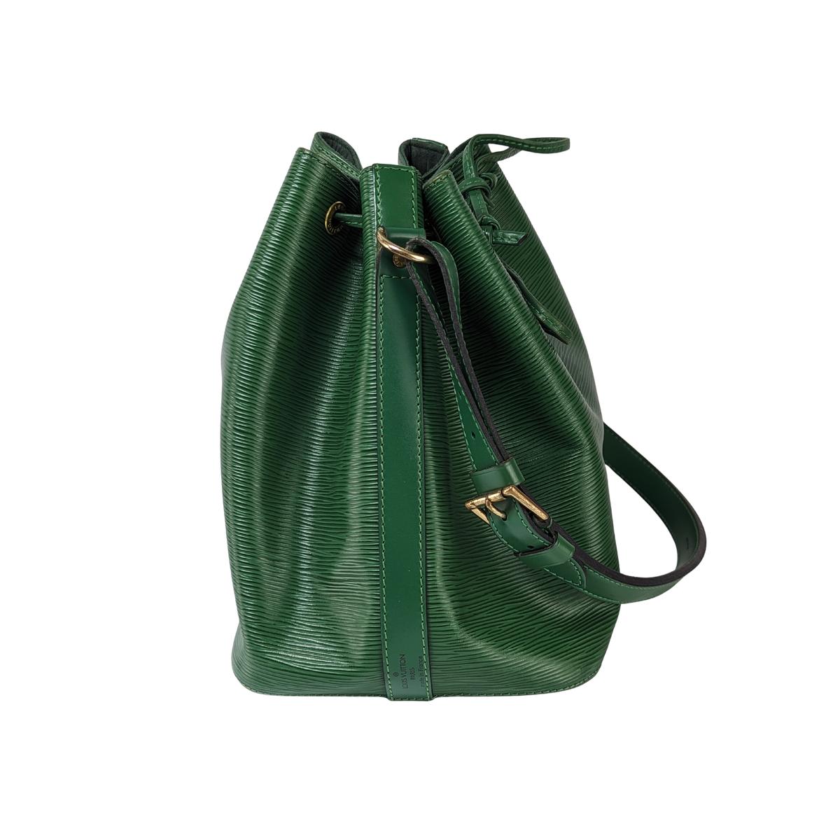 LOUIS VUITTON Noé leather bucket bag Green