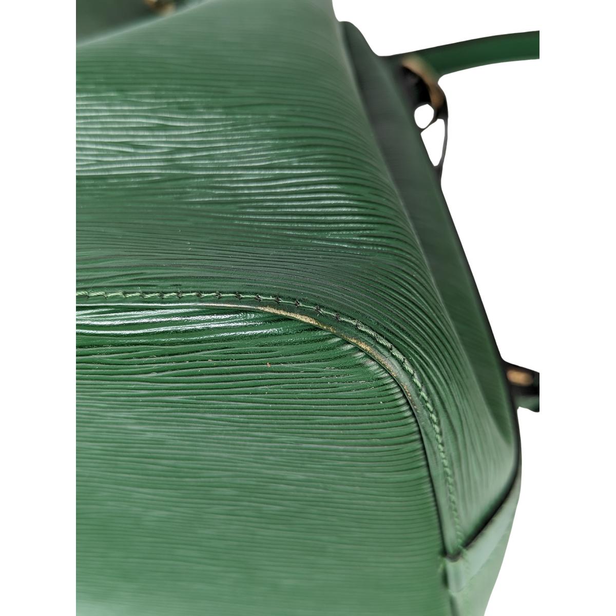 LOUIS VUITTON Noé leather bucket bag Green