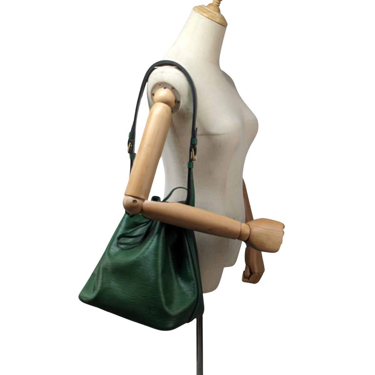 LOUIS VUITTON Noé leather bucket bag Green