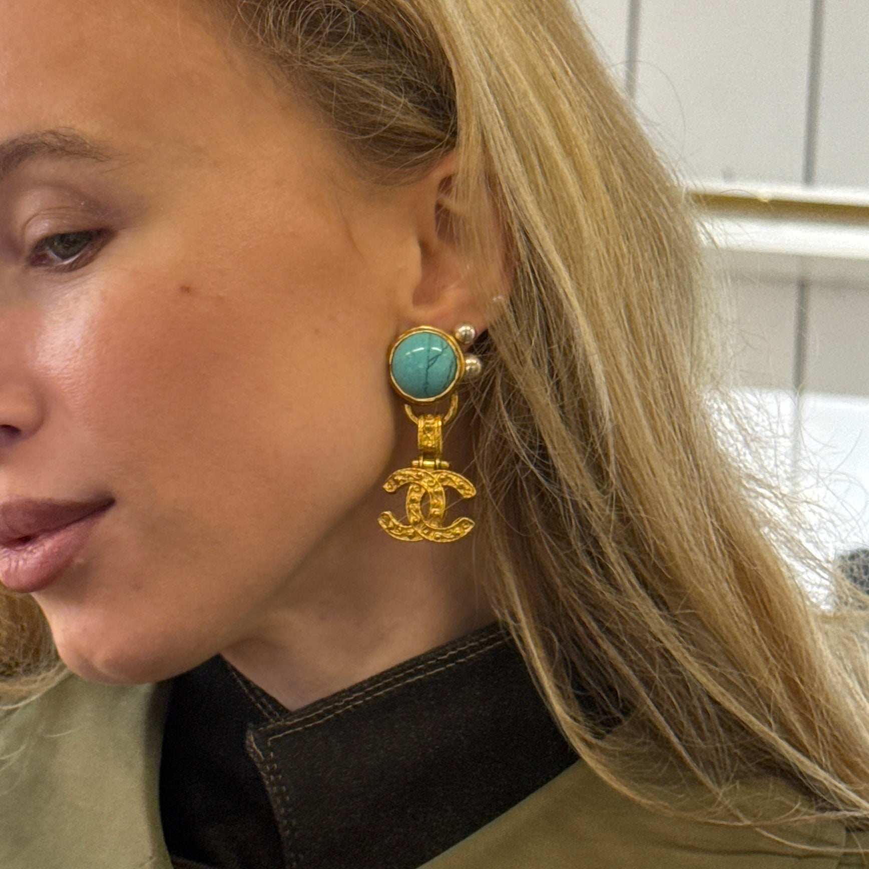 Boucles d'oreilles CHANEL Turquoise CC Clip On