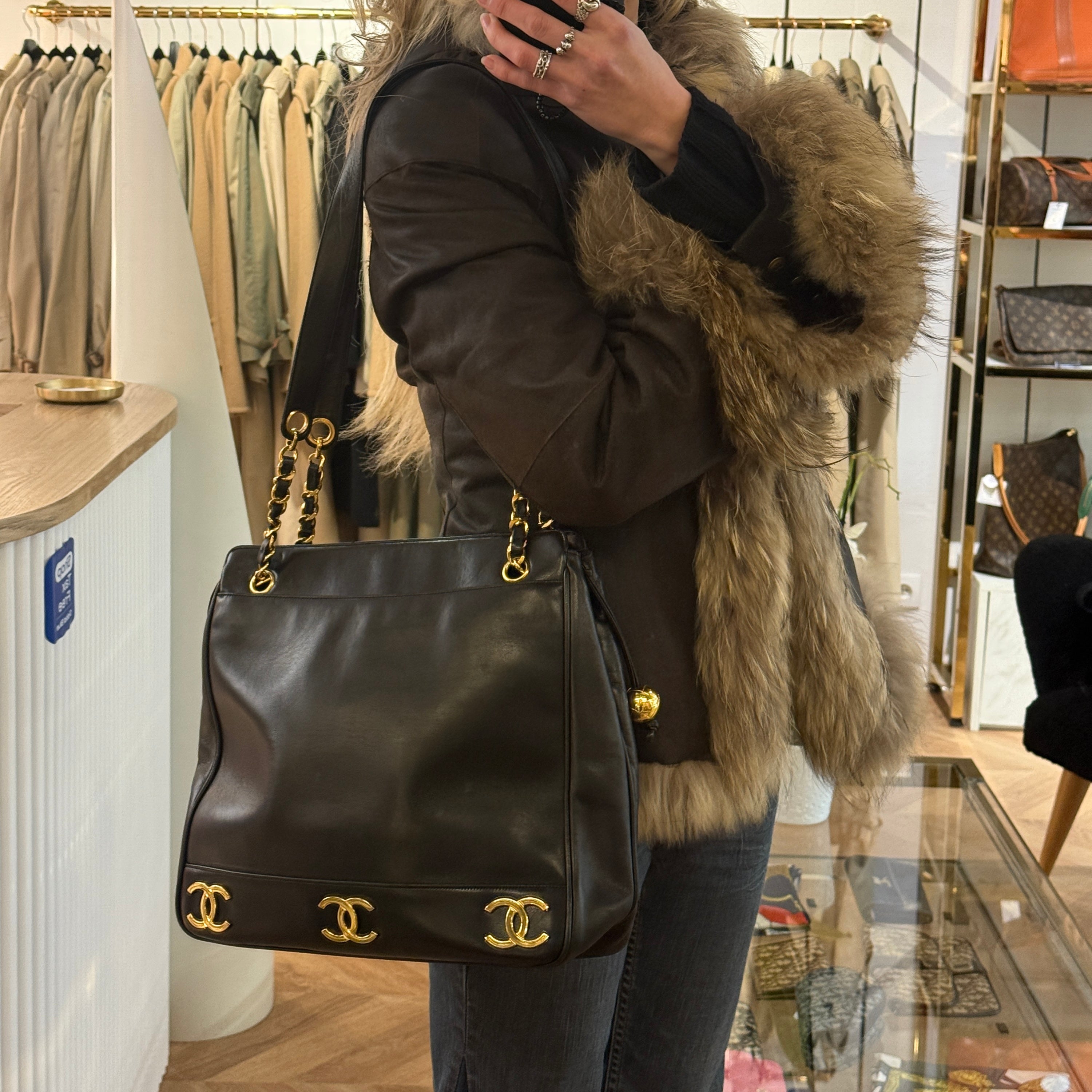 CHANEL Tote CC handbag in black lambskin leather