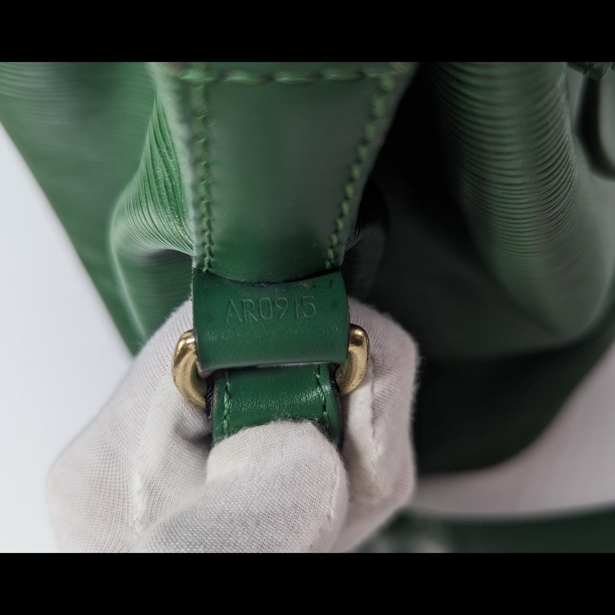 LOUIS VUITTON Noé leather bucket bag Green