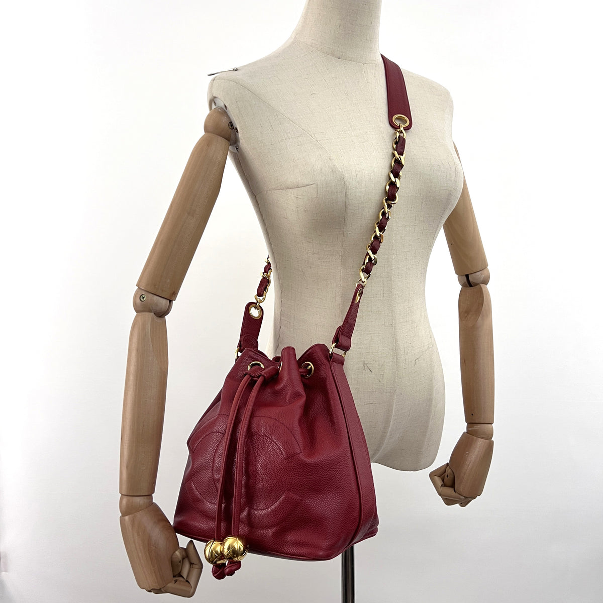 Sac à bandoulière CHANEL Seau cuir caviar rouge vintage Circa 1990